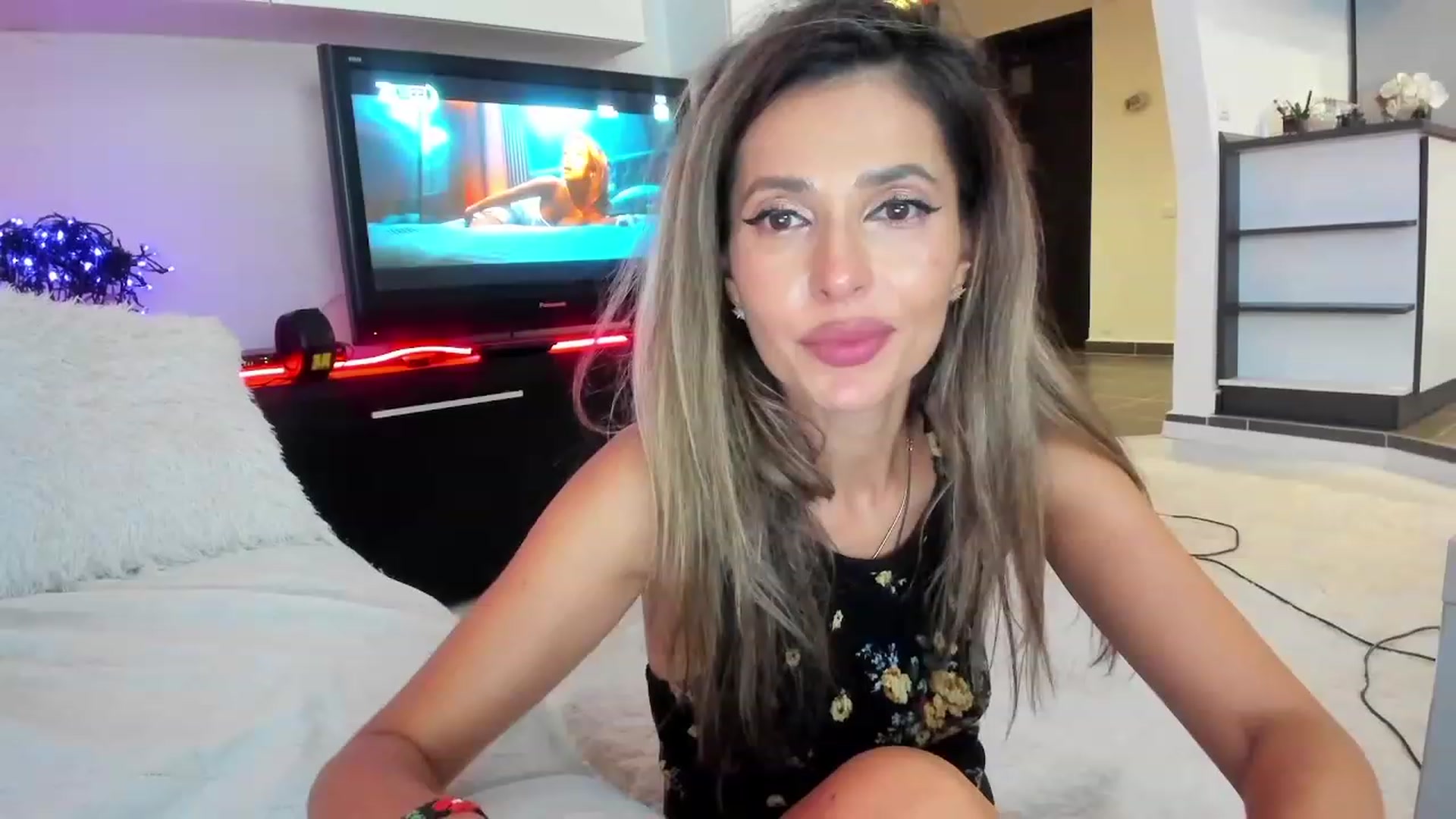 Gallery image thumbnail from SmileyTinaa's myfreecams stream on, 09/26/2023, 03:31 image 1 of 20