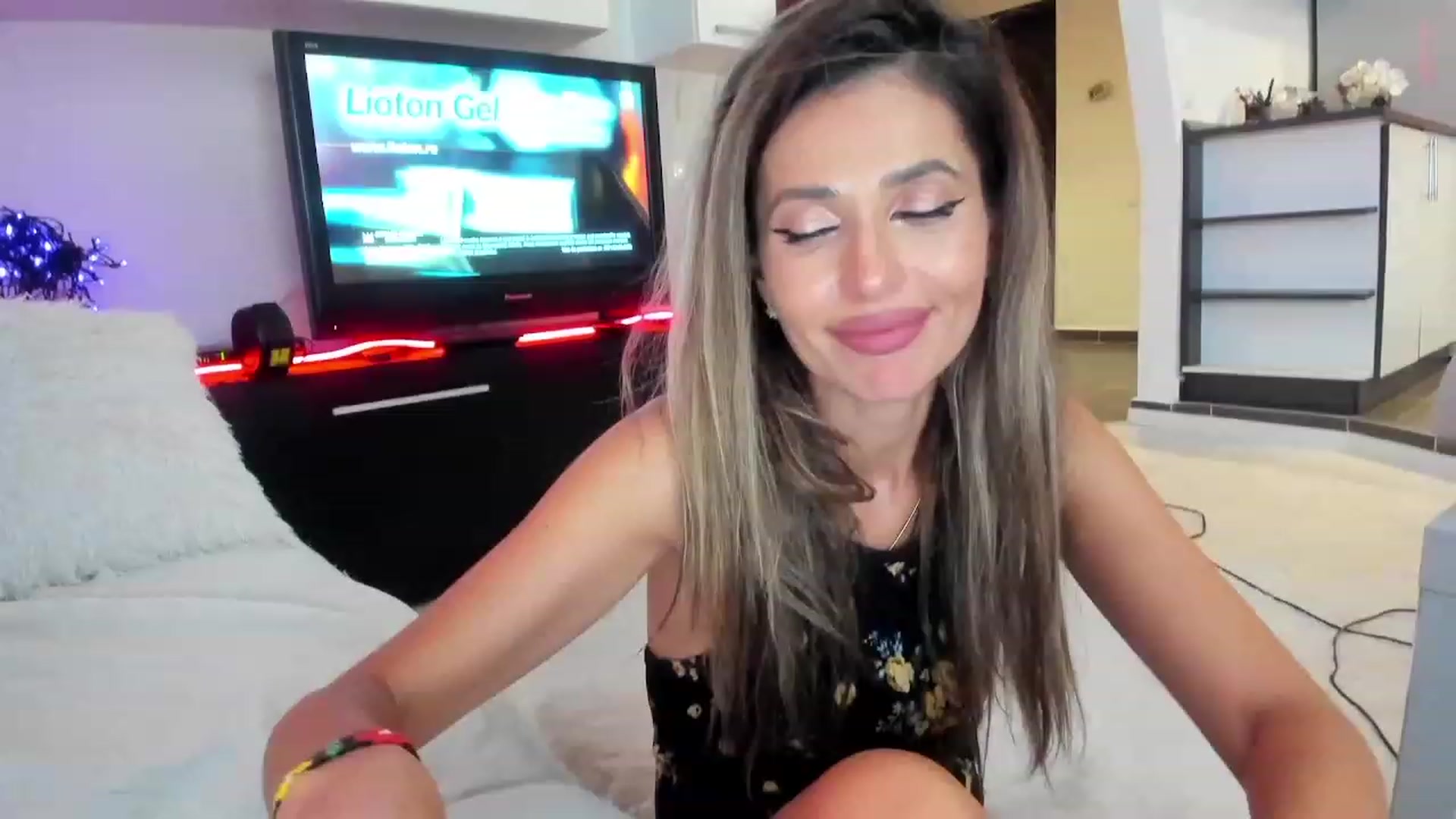 Gallery image thumbnail from SmileyTinaa's myfreecams stream on, 09/26/2023, 03:31 image 2 of 20