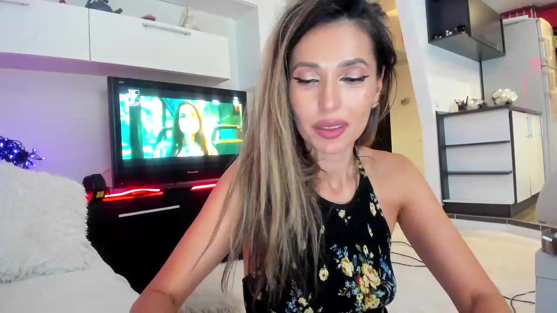 Gallery image thumbnail from SmileyTinaa's myfreecams stream on, 09/26/2023, 03:46 image 7 of 20