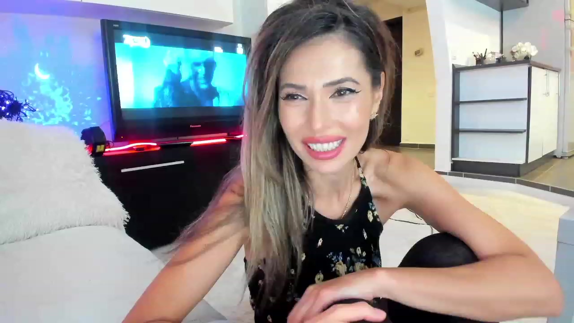 Gallery image thumbnail from SmileyTinaa's myfreecams stream on, 09/28/2023, 24:08 image 14 of 20