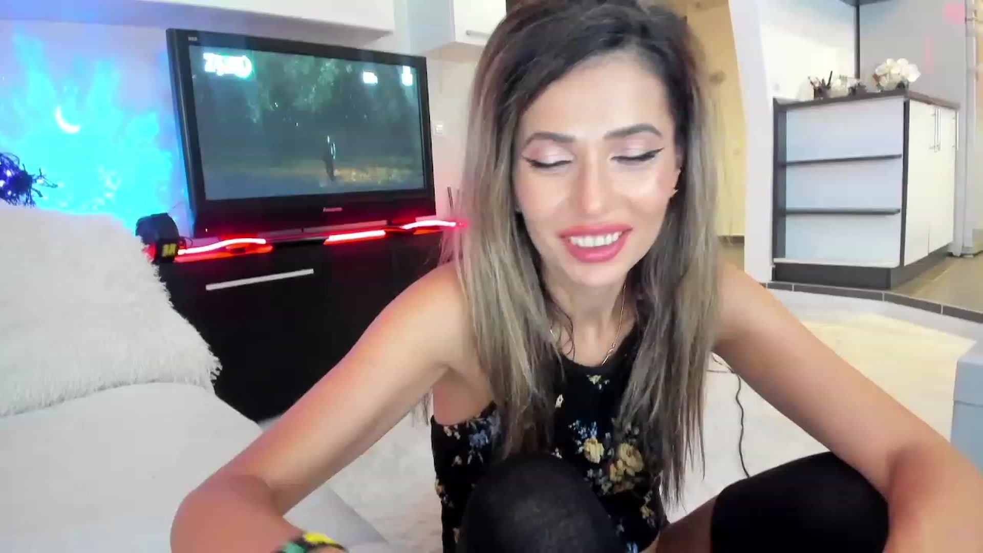 Gallery image thumbnail from SmileyTinaa's myfreecams stream on, 09/28/2023, 24:08 image 13 of 20