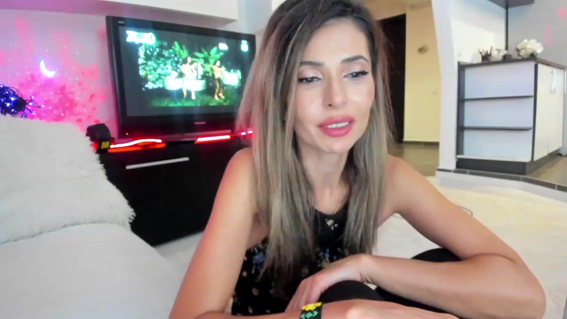 Gallery image thumbnail from SmileyTinaa's myfreecams stream on, 09/28/2023, 24:08 image 17 of 20