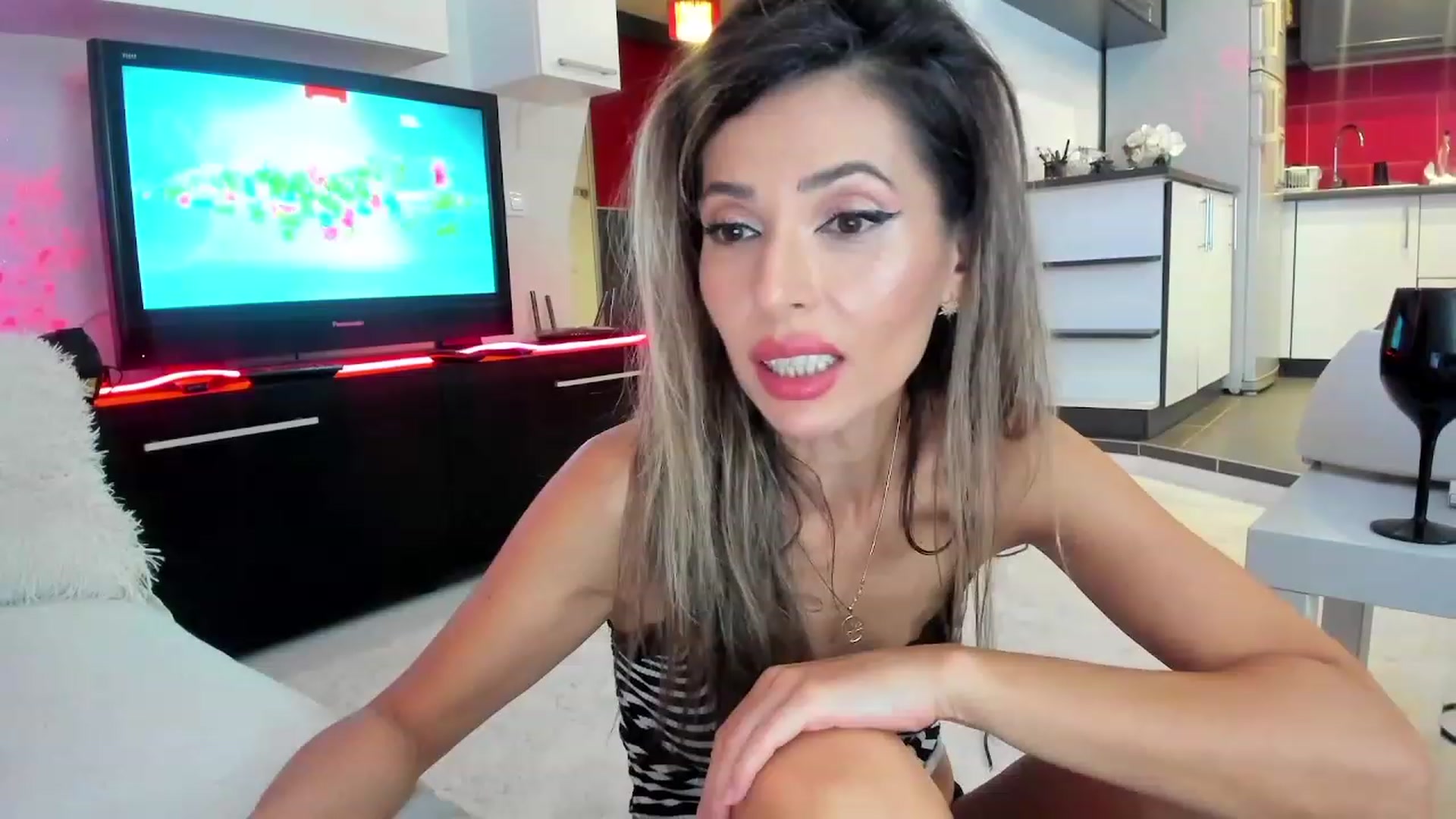 Gallery image thumbnail from SmileyTinaa's myfreecams stream on, 09/28/2023, 24:08 image 4 of 20