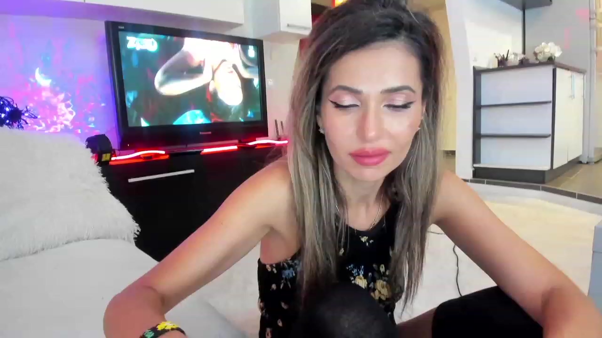 Gallery image thumbnail from SmileyTinaa's myfreecams stream on, 09/28/2023, 24:08 image 15 of 20