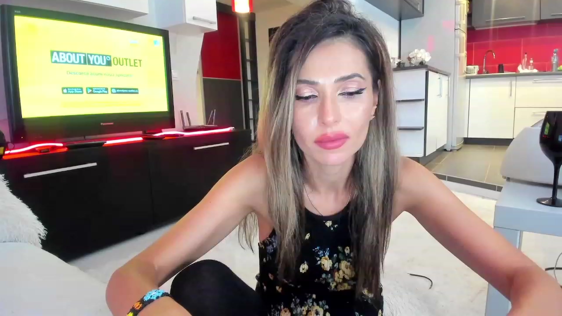 Gallery image thumbnail from SmileyTinaa's myfreecams stream on, 09/28/2023, 01:11 image 2 of 20