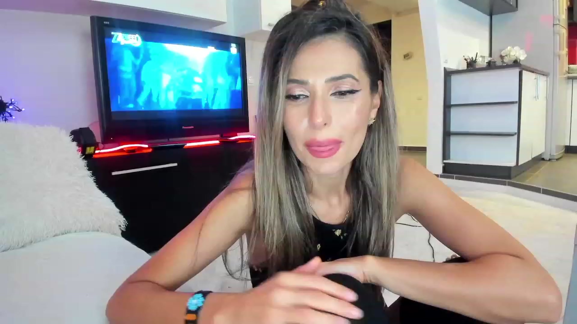 Gallery image thumbnail from SmileyTinaa's myfreecams stream on, 09/28/2023, 02:52 image 3 of 20