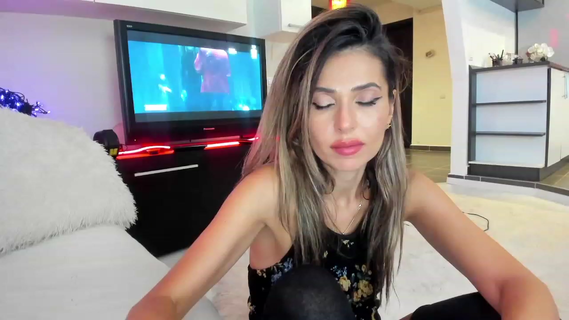 Gallery image thumbnail from SmileyTinaa's myfreecams stream on, 09/28/2023, 05:20 image 18 of 20