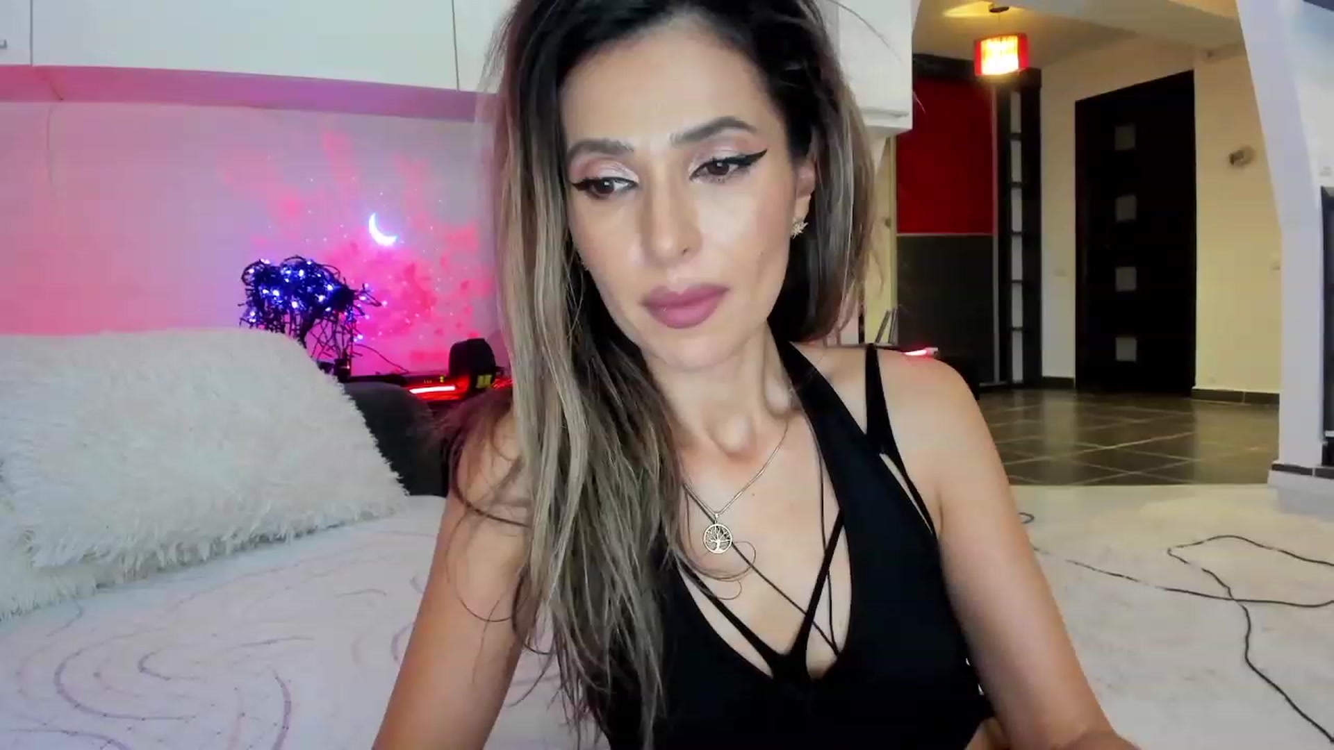 Gallery image thumbnail from SmileyTinaa's myfreecams stream on, 09/30/2023, 24:32 image 8 of 20