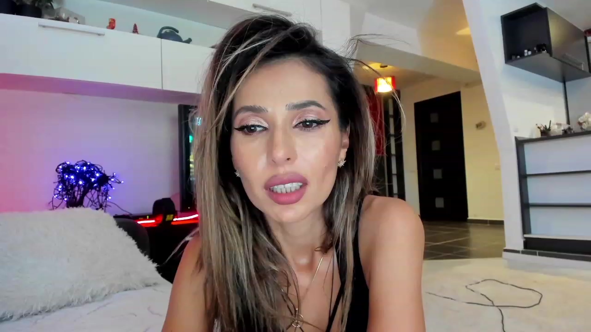 Gallery image thumbnail from SmileyTinaa's myfreecams stream on, 09/30/2023, 24:32 image 19 of 20