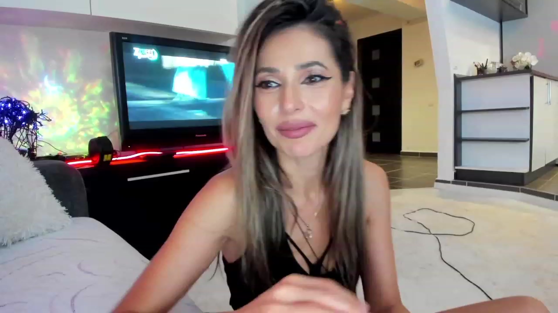 Gallery image thumbnail from SmileyTinaa's myfreecams stream on, 09/30/2023, 24:32 image 13 of 20