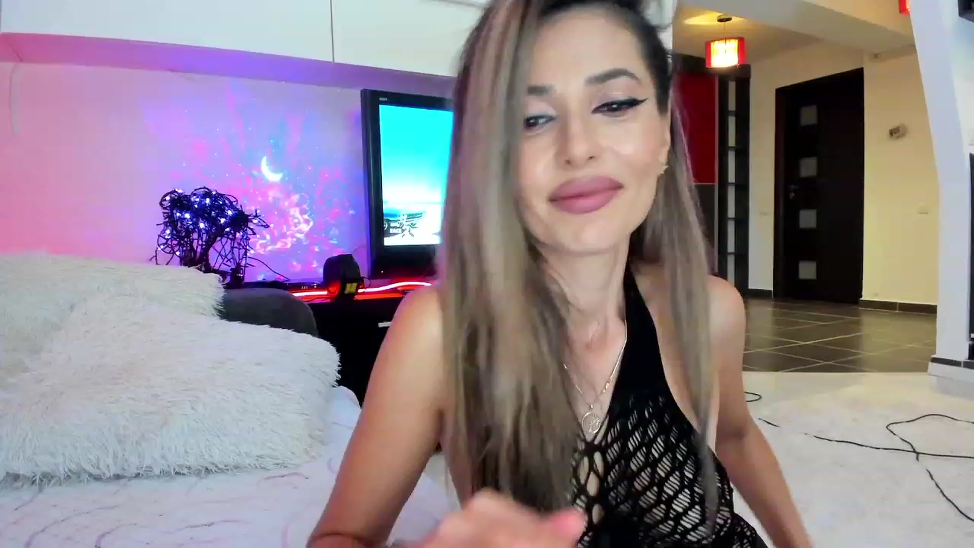 Gallery image thumbnail from SmileyTinaa's myfreecams stream on, 10/02/2023, 22:22 image 3 of 20
