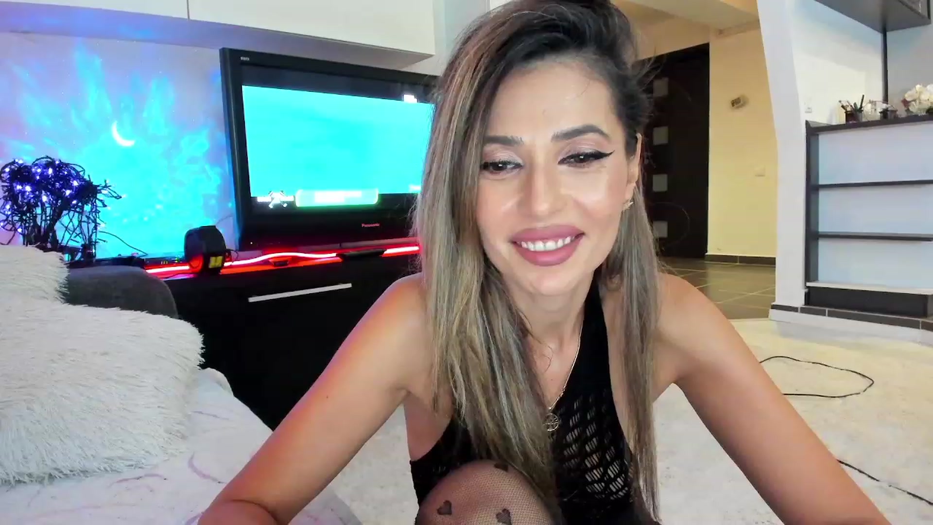 Gallery image thumbnail from SmileyTinaa's myfreecams stream on, 10/02/2023, 22:22 image 2 of 20