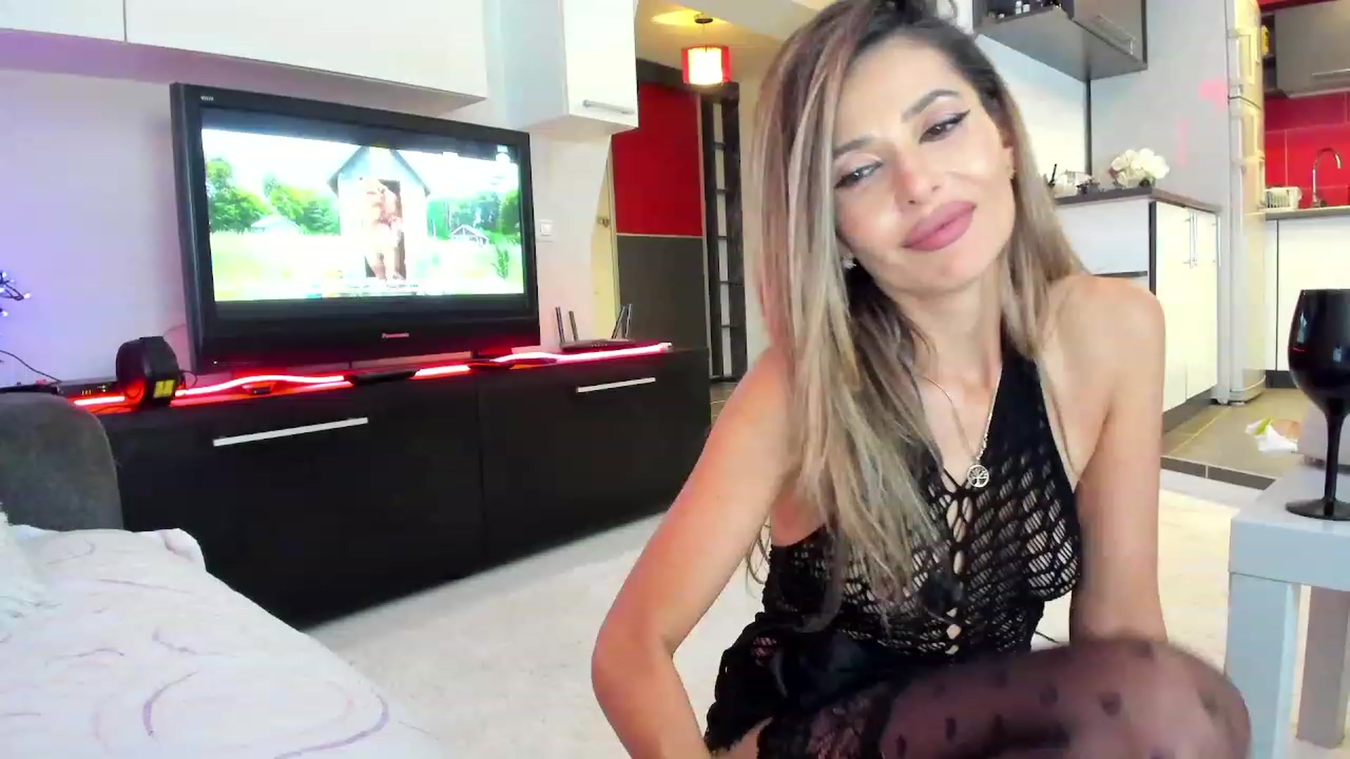 Gallery image thumbnail from SmileyTinaa's myfreecams stream on, 10/03/2023, 24:05 image 13 of 20
