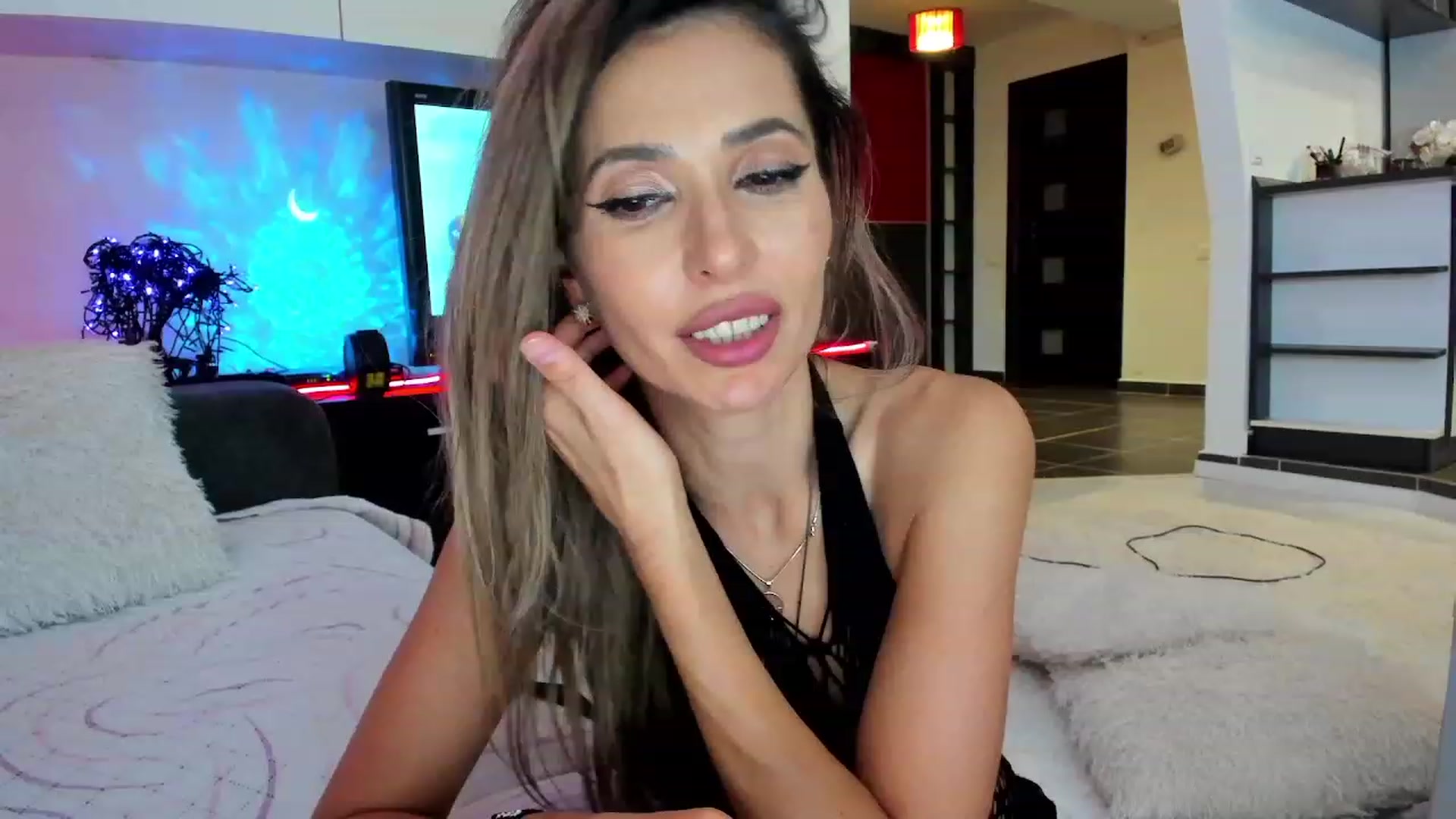 Gallery image thumbnail from SmileyTinaa's myfreecams stream on, 10/03/2023, 04:57 image 5 of 20