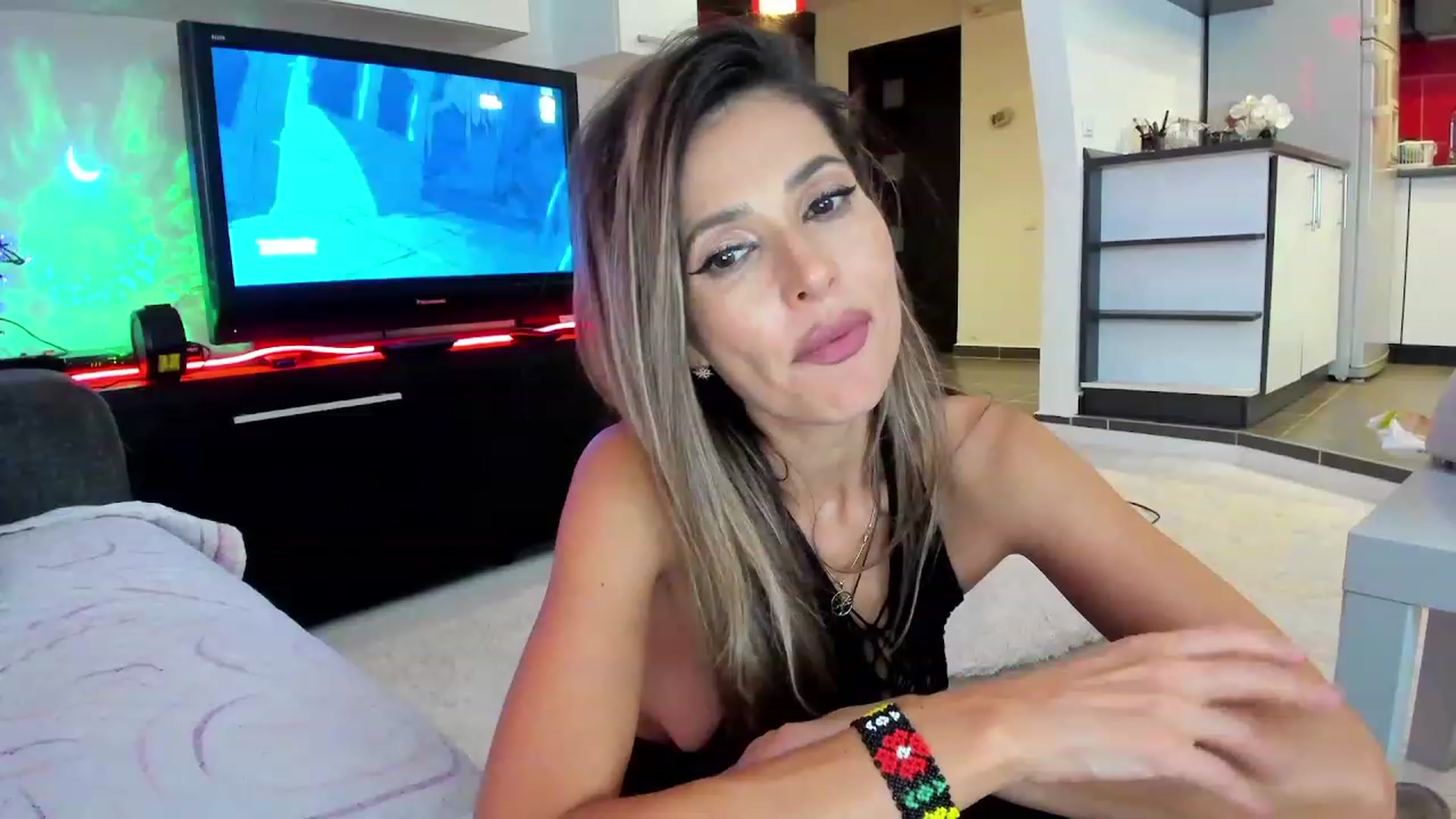 Gallery image thumbnail from SmileyTinaa's myfreecams stream on, 10/03/2023, 04:57 image 15 of 20