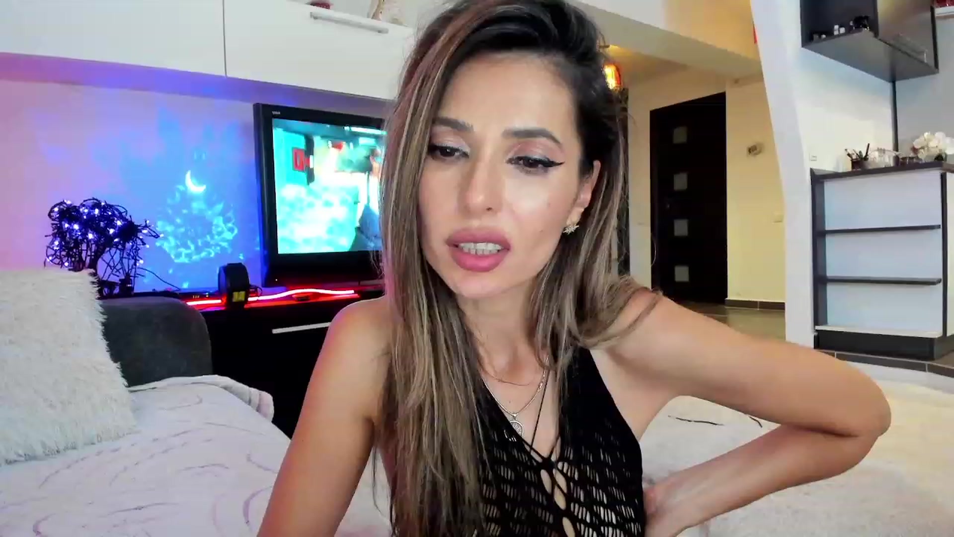 Gallery image thumbnail from SmileyTinaa's myfreecams stream on, 10/03/2023, 04:57 image 10 of 20