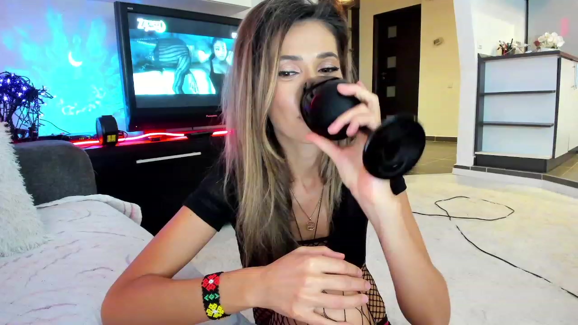 Gallery image thumbnail from SmileyTinaa's myfreecams stream on, 10/03/2023, 21:56 image 5 of 20