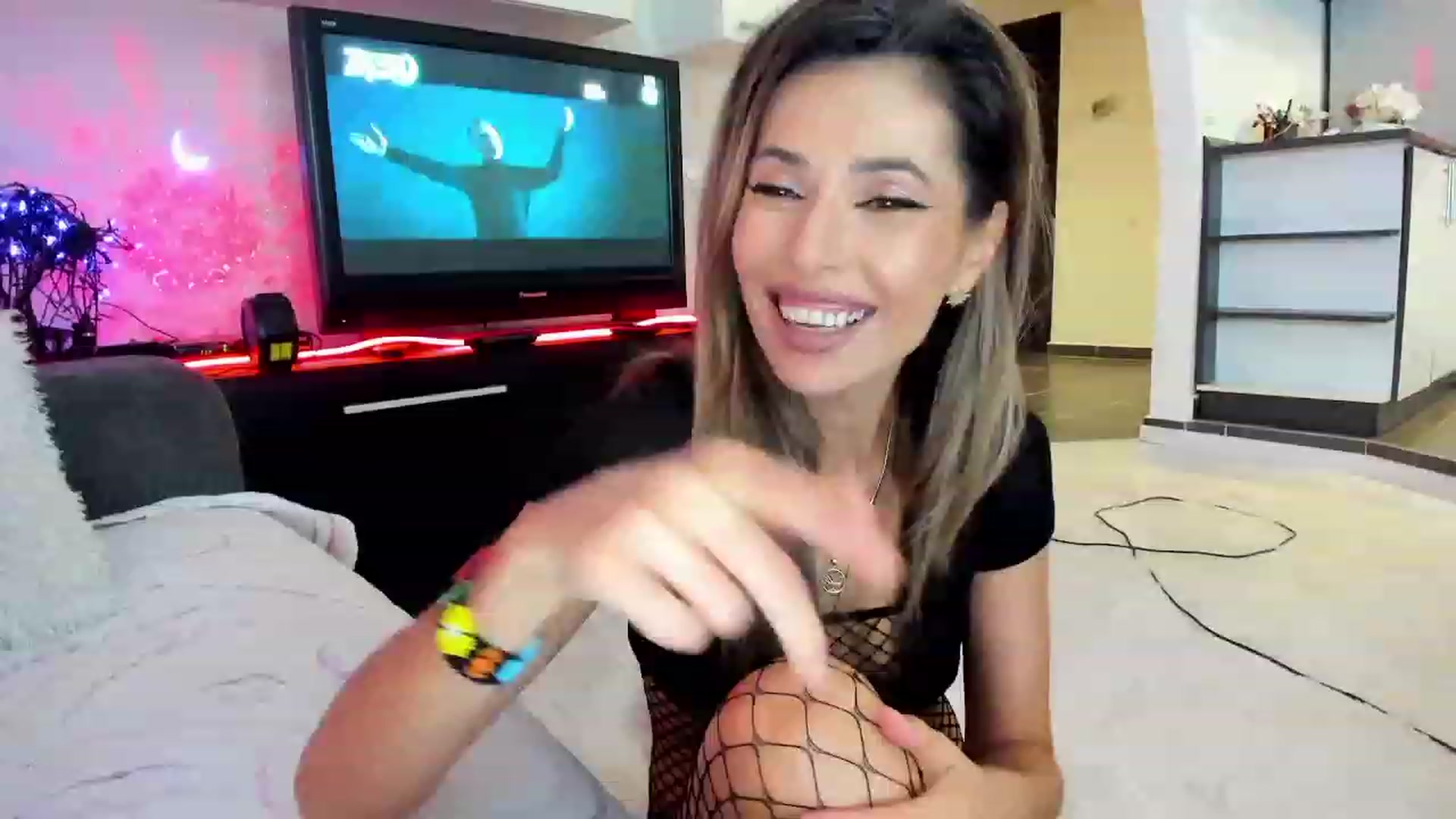 Gallery image thumbnail from SmileyTinaa's myfreecams stream on, 10/03/2023, 21:56 image 4 of 20