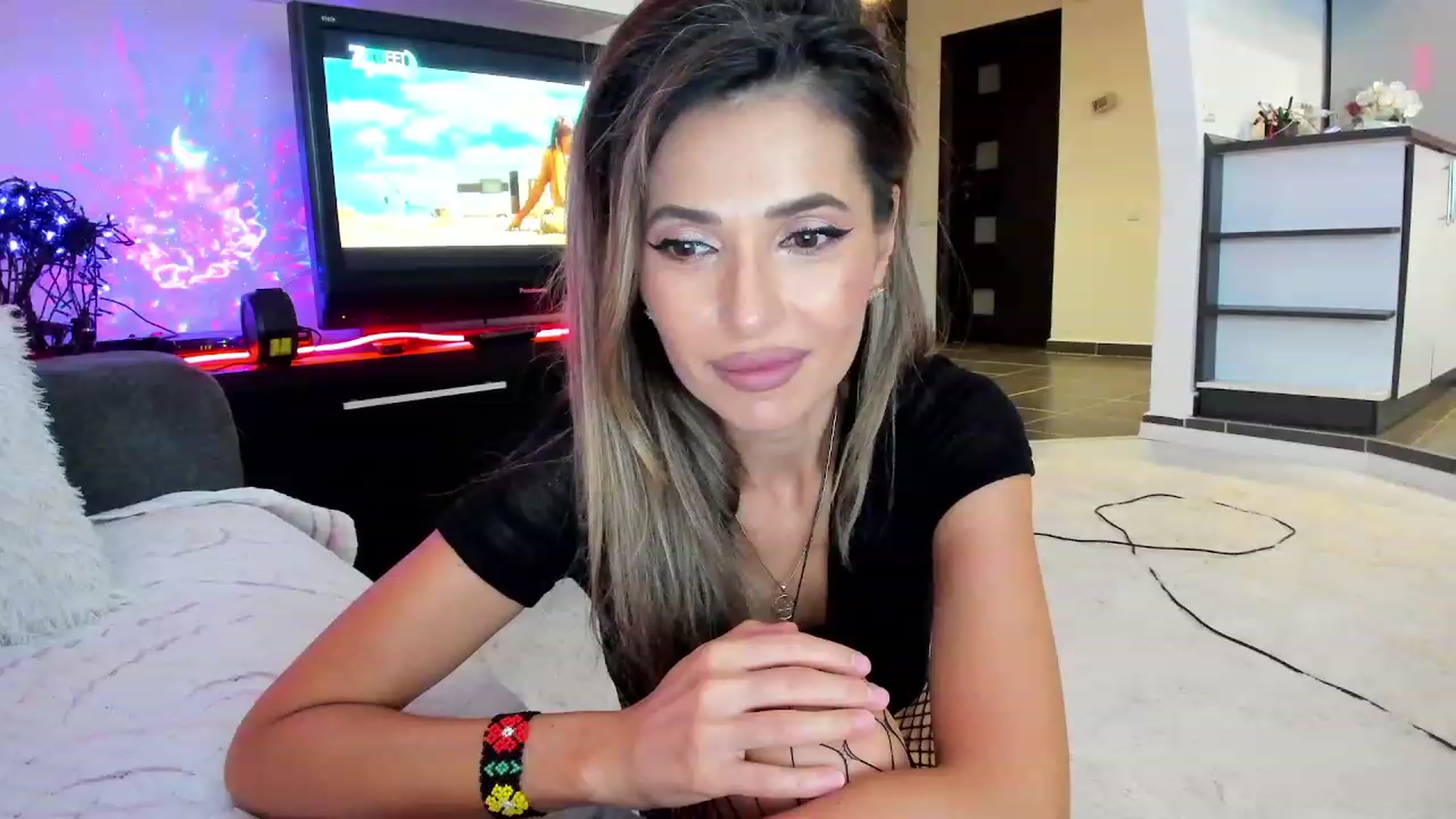 Gallery image thumbnail from SmileyTinaa's myfreecams stream on, 10/03/2023, 21:56 image 1 of 20