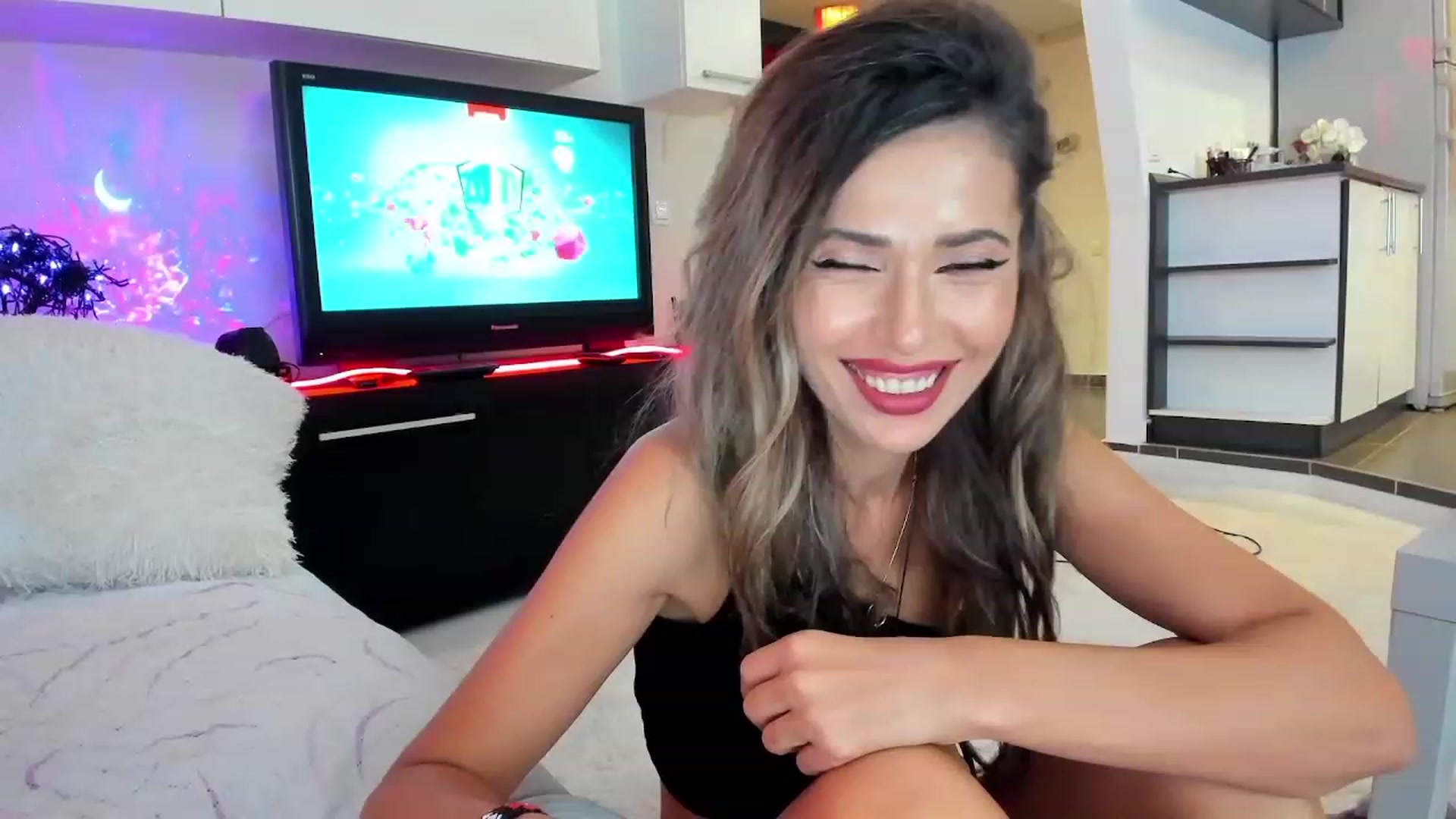 Gallery image thumbnail from SmileyTinaa's myfreecams stream on, 10/05/2023, 20:45 image 15 of 20