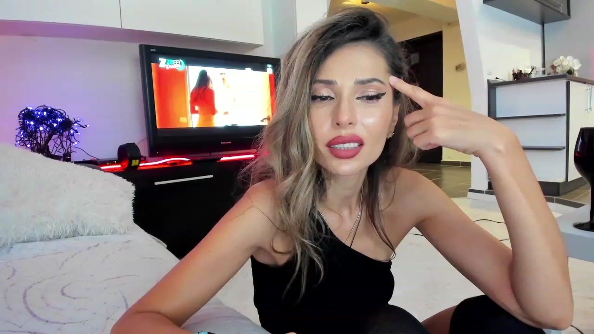 Gallery image thumbnail from SmileyTinaa's myfreecams stream on, 10/06/2023, 02:35 image 2 of 20