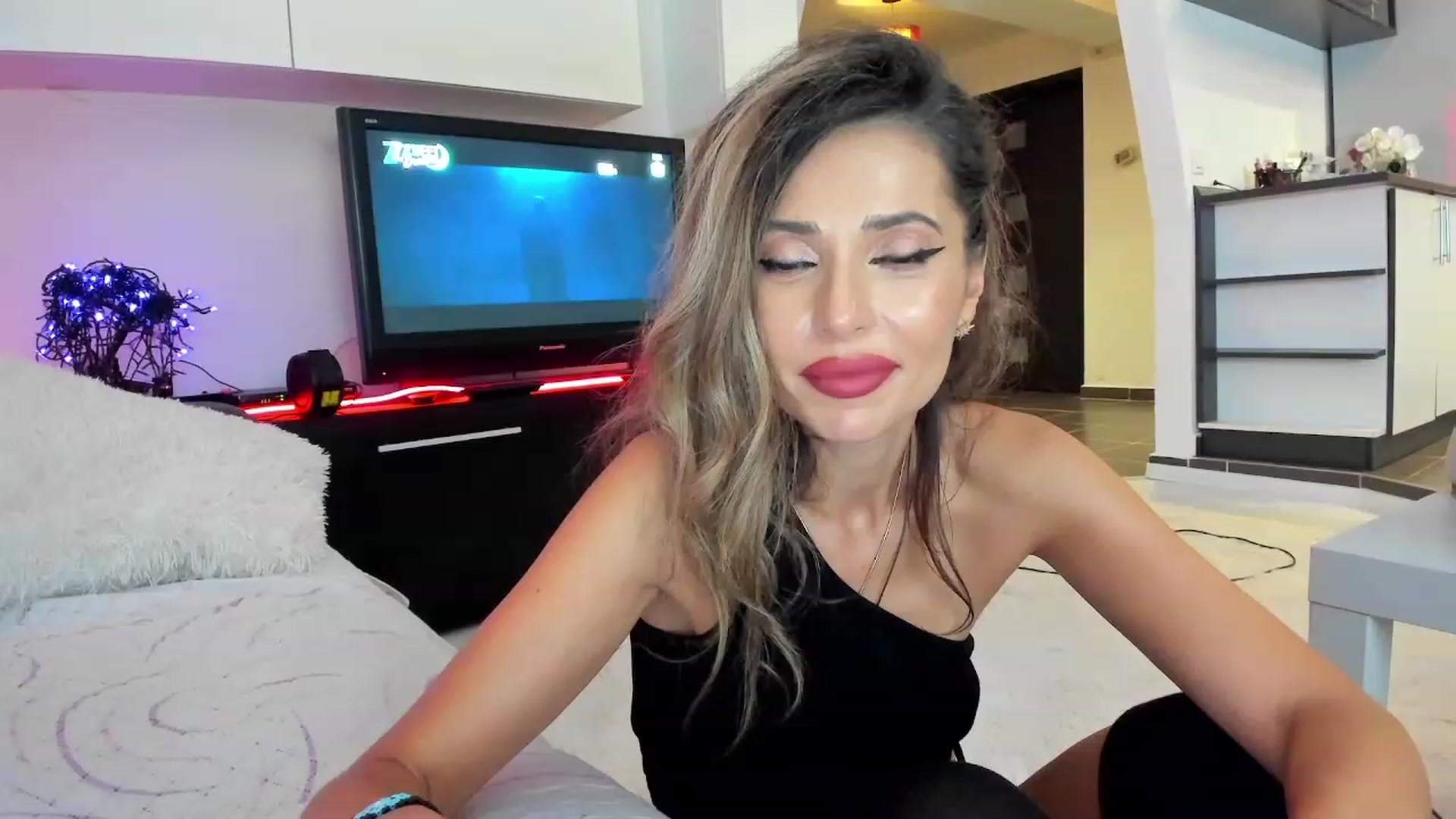Gallery image thumbnail from SmileyTinaa's myfreecams stream on, 10/06/2023, 02:35 image 3 of 20