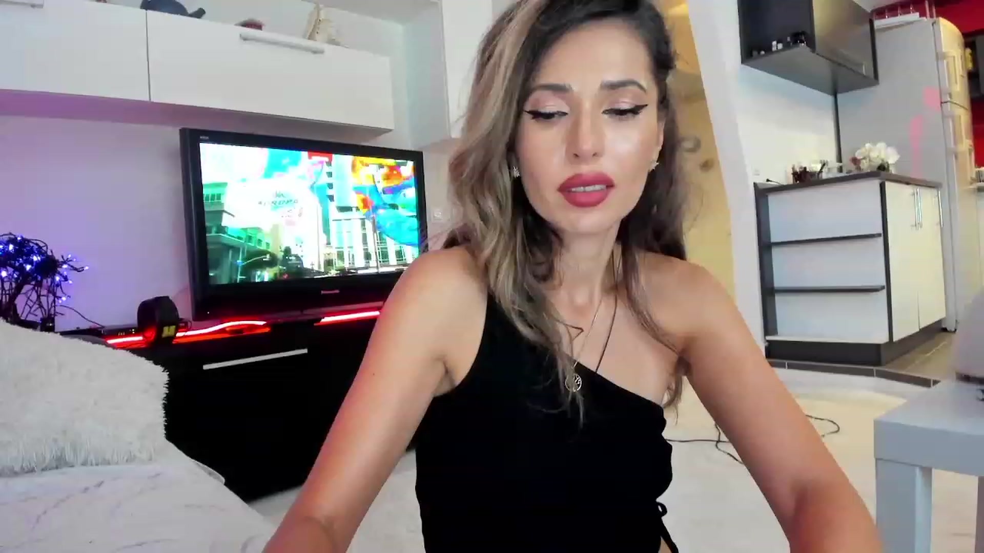 Gallery image thumbnail from SmileyTinaa's myfreecams stream on, 10/06/2023, 02:35 image 4 of 20