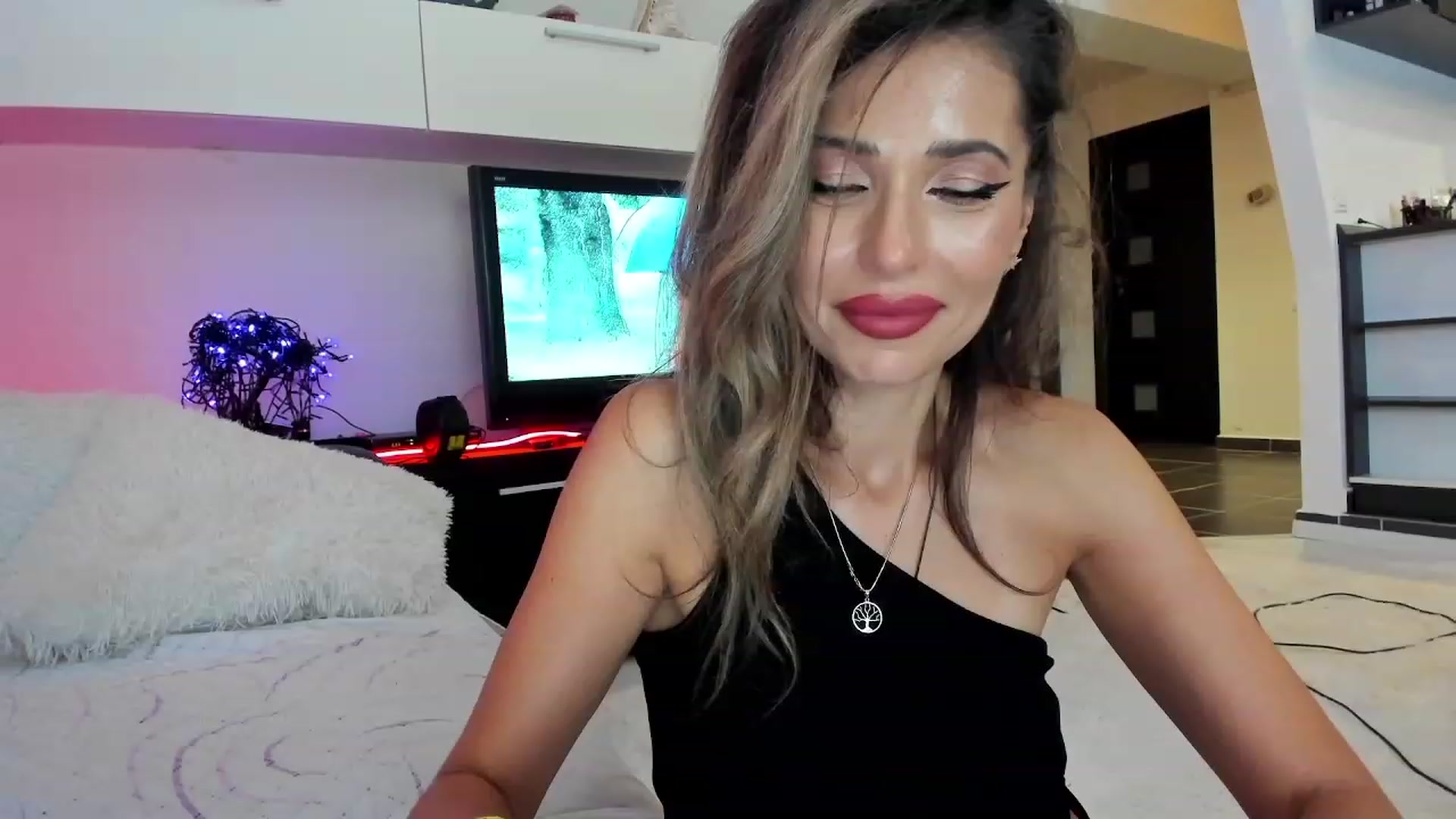 Gallery image thumbnail from SmileyTinaa's myfreecams stream on, 10/06/2023, 02:35 image 8 of 20