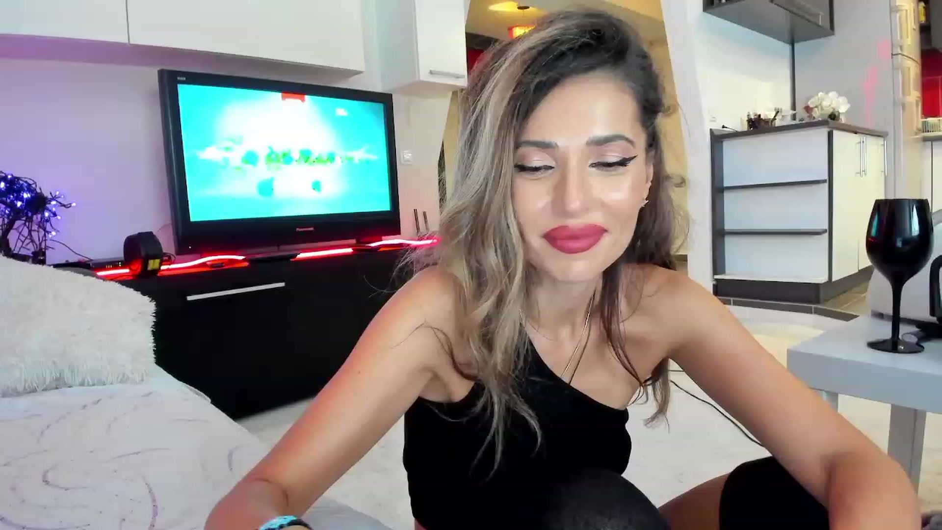Gallery image thumbnail from SmileyTinaa's myfreecams stream on, 10/06/2023, 02:35 image 1 of 20