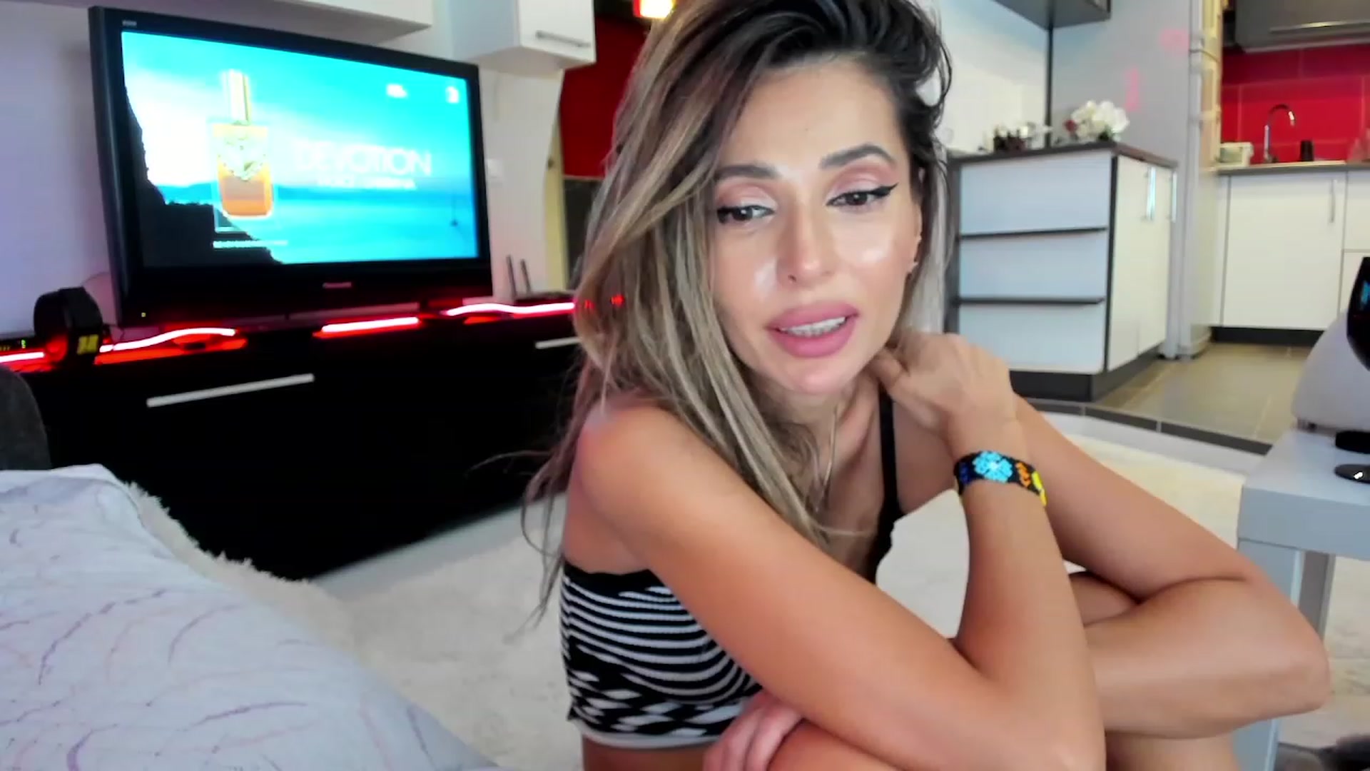Gallery image thumbnail from SmileyTinaa's myfreecams stream on, 10/07/2023, 01:18 image 16 of 20