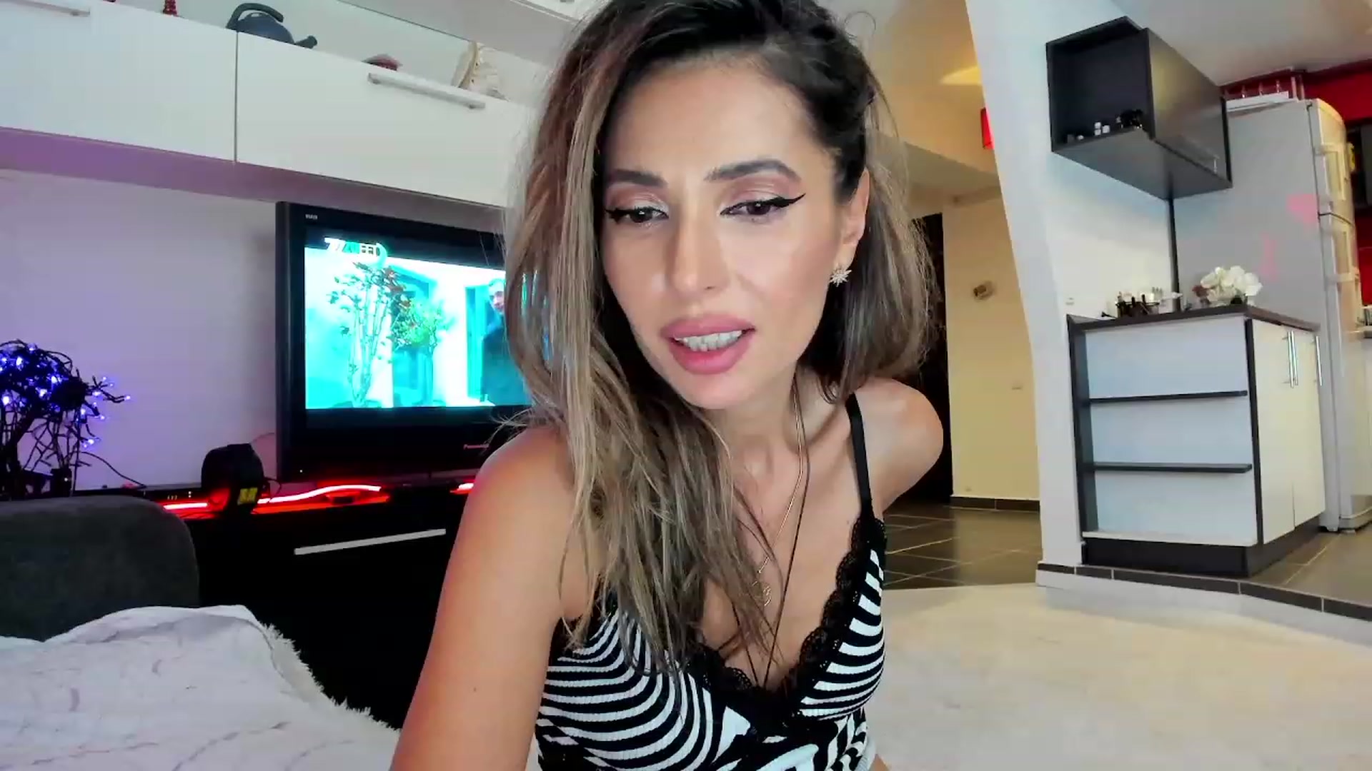 Gallery image thumbnail from SmileyTinaa's myfreecams stream on, 10/07/2023, 01:18 image 6 of 20