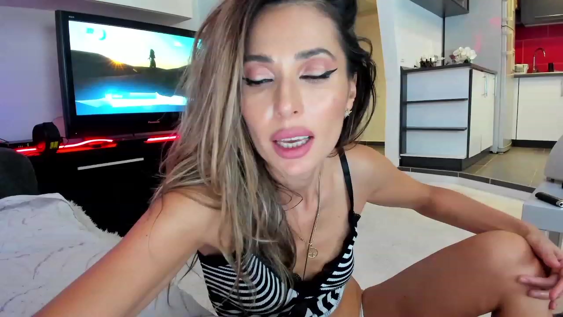 Gallery image thumbnail from SmileyTinaa's myfreecams stream on, 10/07/2023, 01:18 image 10 of 20