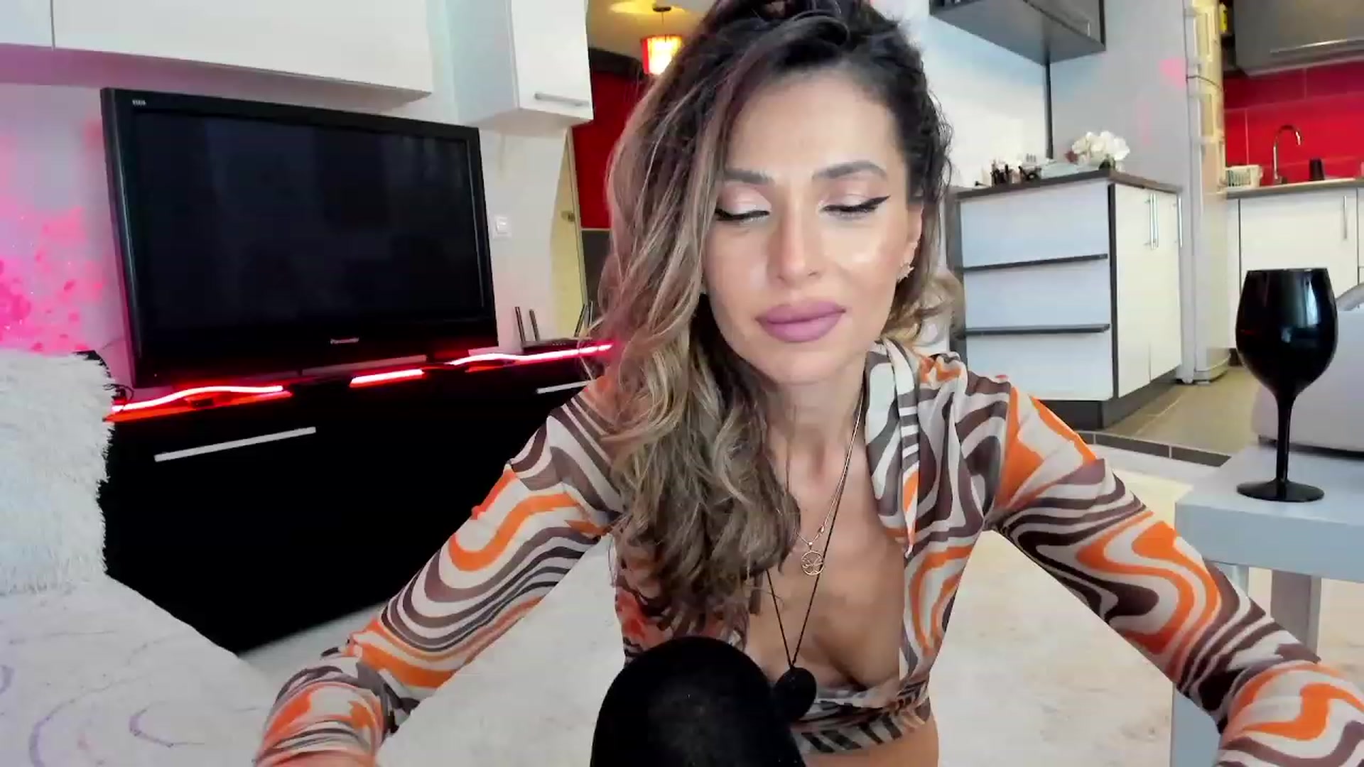 Gallery image thumbnail from SmileyTinaa's myfreecams stream on, 10/12/2023, 23:20 image 18 of 20