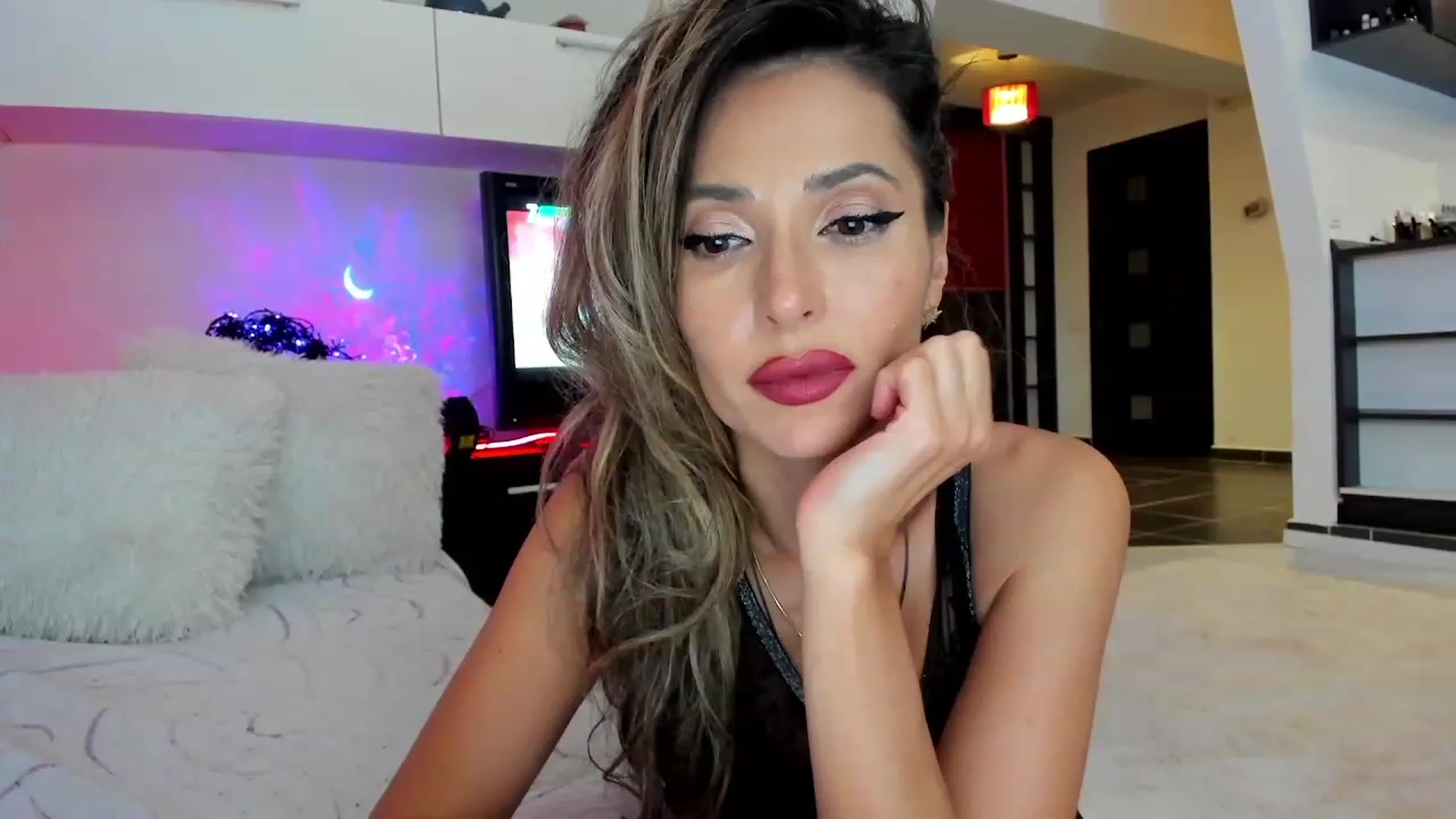 Gallery image thumbnail from SmileyTinaa's myfreecams stream on, 10/14/2023, 04:02 image 5 of 20