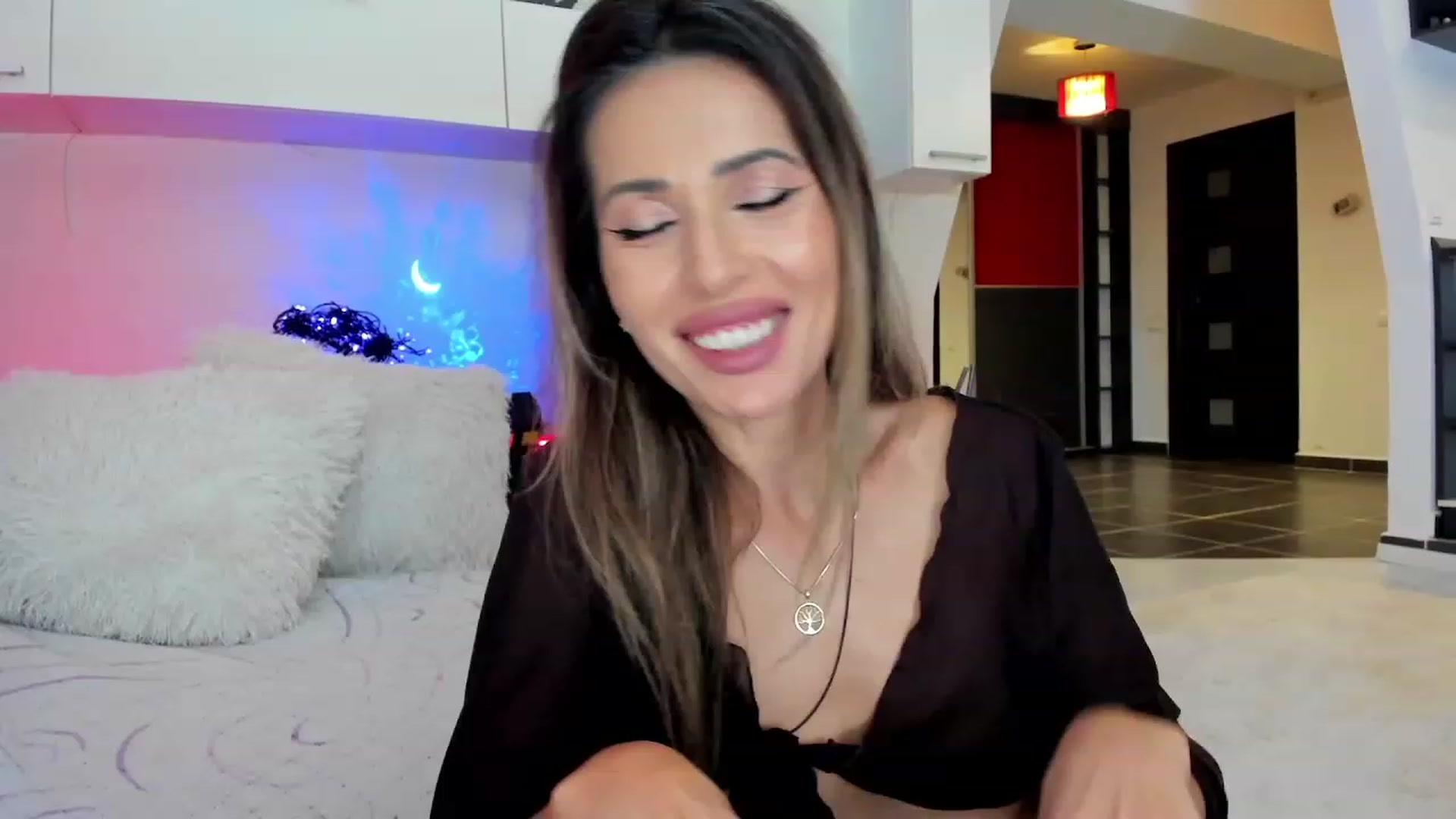 Gallery image thumbnail from SmileyTinaa's myfreecams stream on, 10/17/2023, 23:15 image 15 of 20