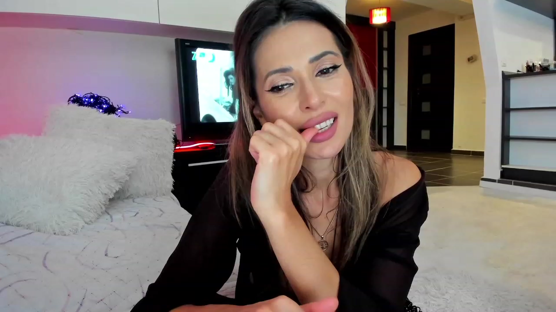 Gallery image thumbnail from SmileyTinaa's myfreecams stream on, 10/18/2023, 24:04 image 5 of 20