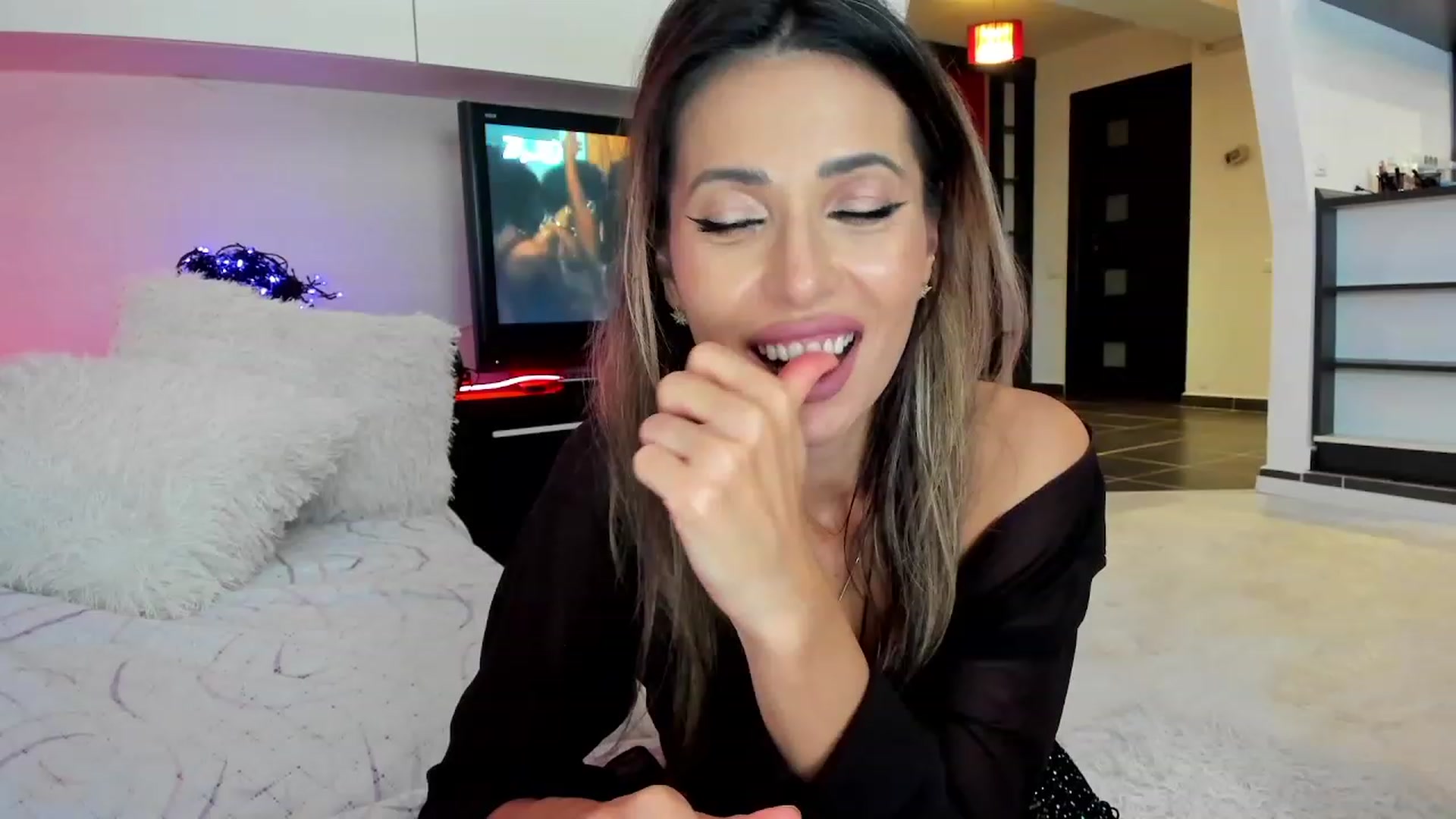 Gallery image thumbnail from SmileyTinaa's myfreecams stream on, 10/18/2023, 24:04 image 7 of 20