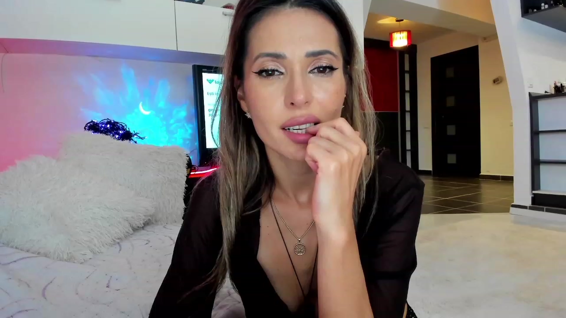Gallery image thumbnail from SmileyTinaa's myfreecams stream on, 10/18/2023, 24:04 image 19 of 20
