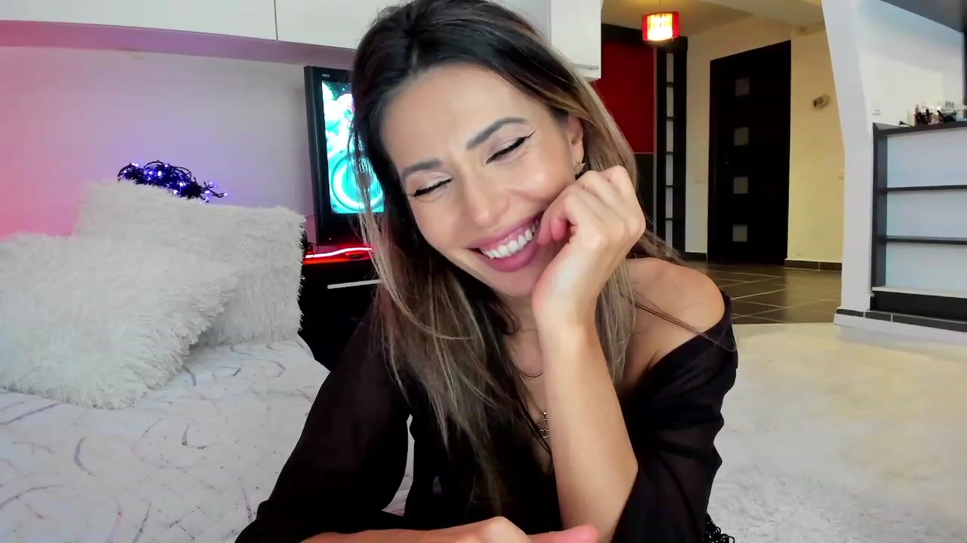Gallery image thumbnail from SmileyTinaa's myfreecams stream on, 10/18/2023, 24:04 image 4 of 20