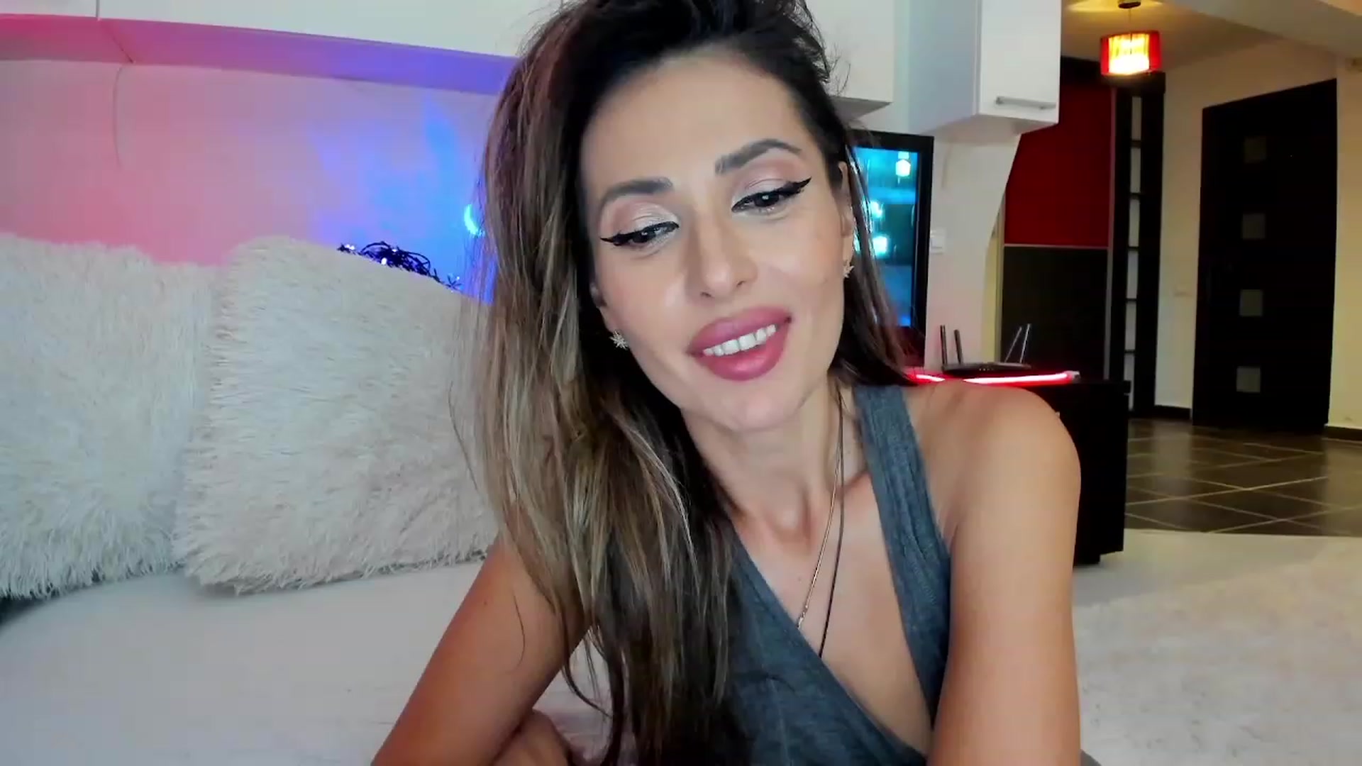 Gallery image thumbnail from SmileyTinaa's myfreecams stream on, 10/18/2023, 21:02 image 5 of 20