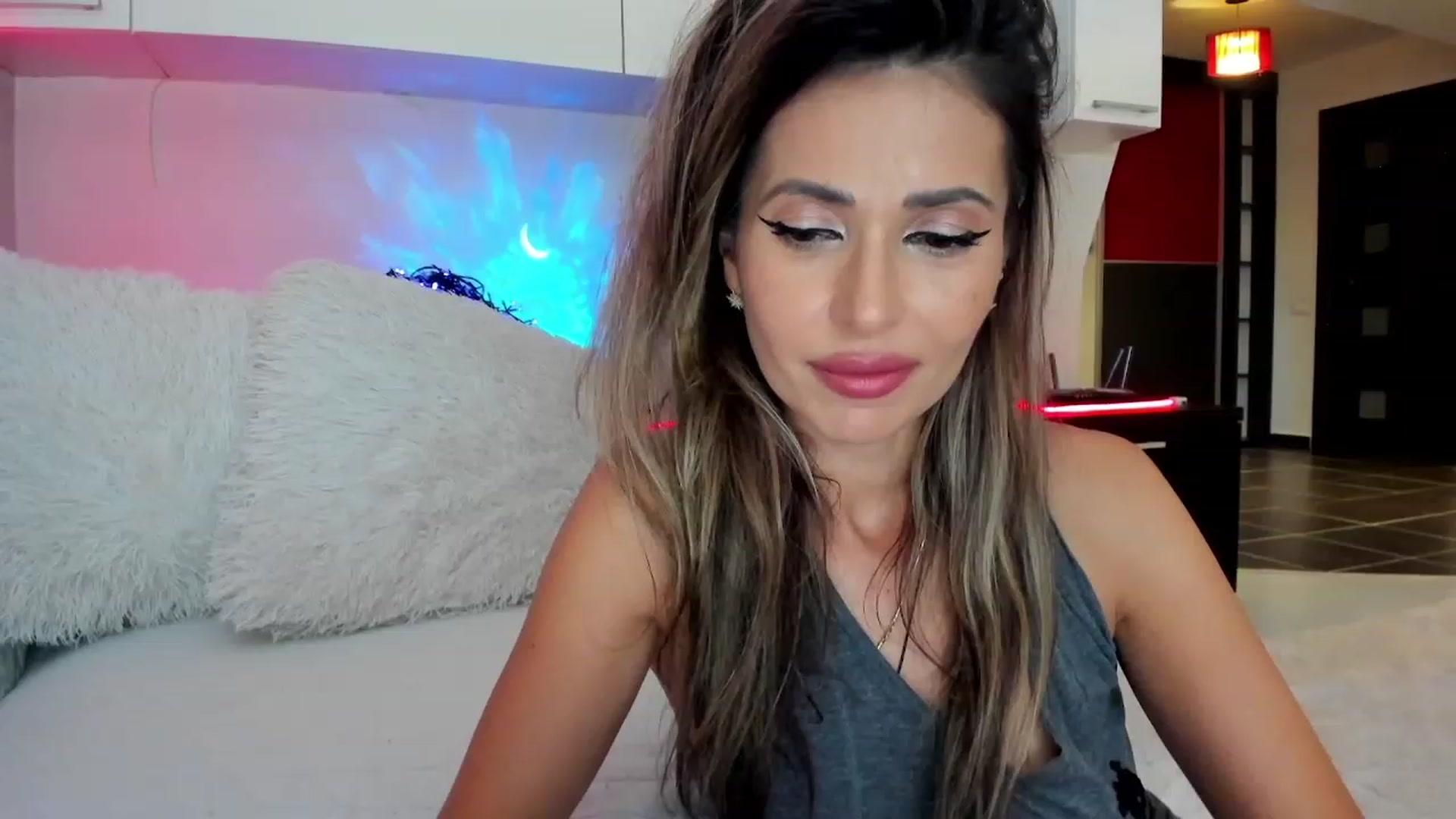 Gallery image thumbnail from SmileyTinaa's myfreecams stream on, 10/18/2023, 21:02 image 3 of 20