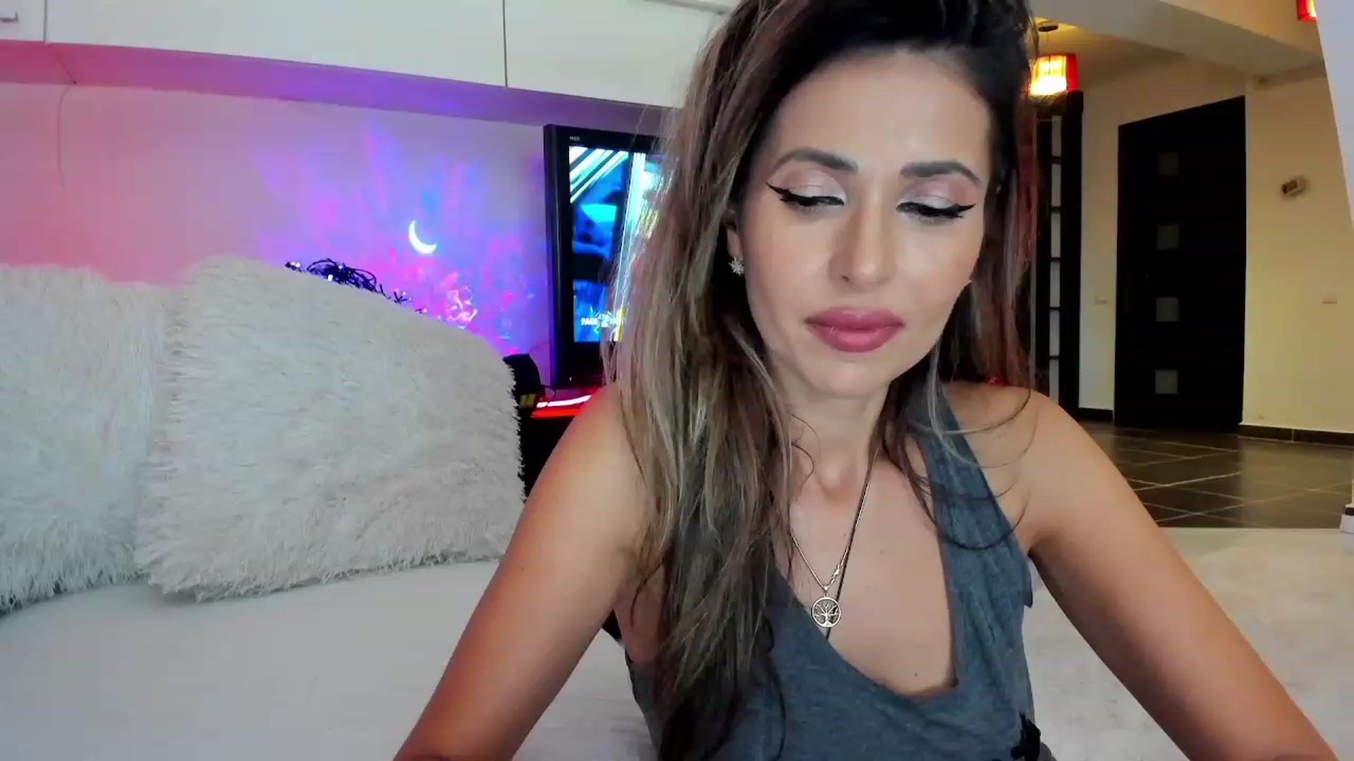 Gallery image thumbnail from SmileyTinaa's myfreecams stream on, 10/18/2023, 21:02 image 15 of 20