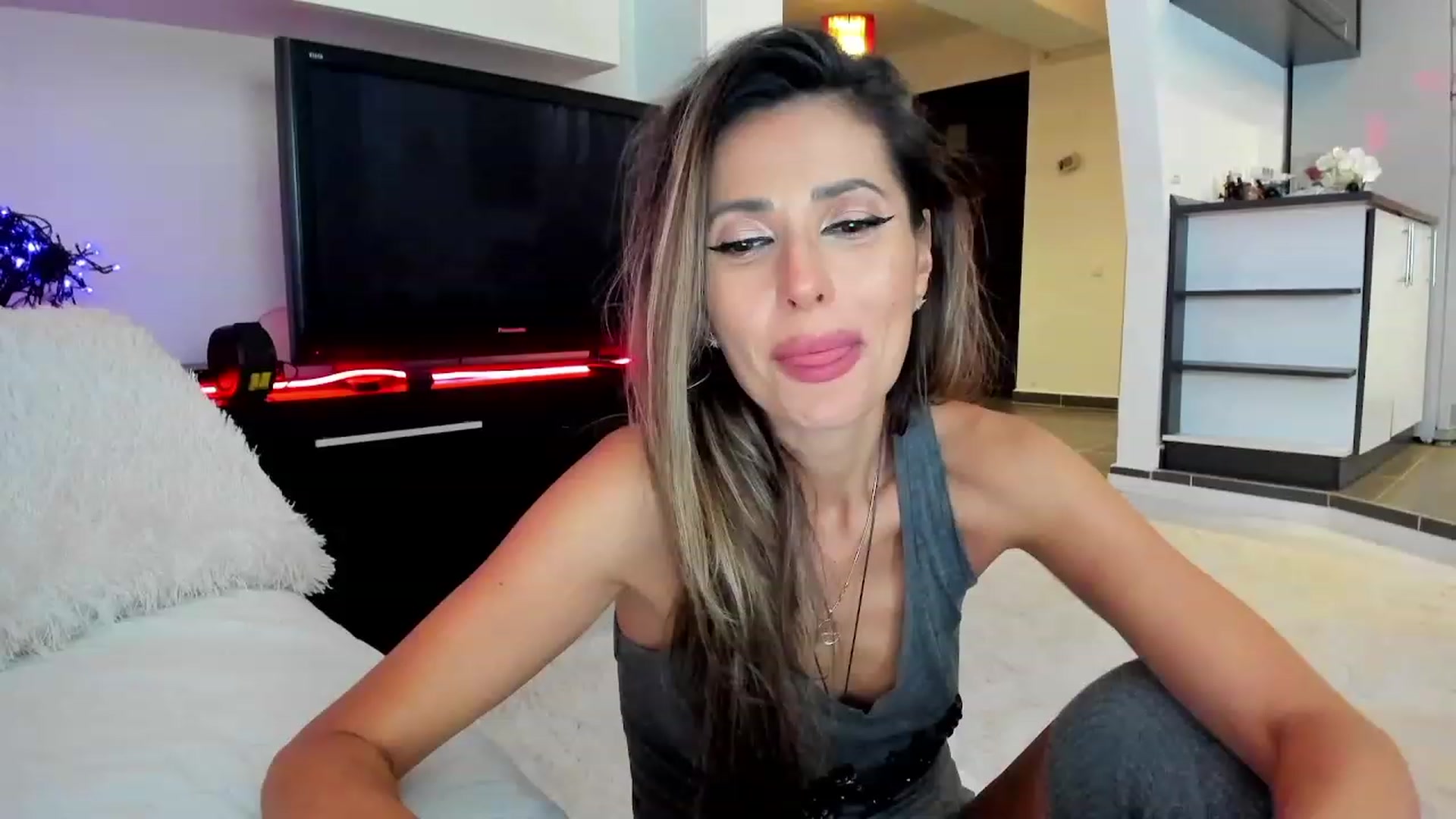 Gallery image thumbnail from SmileyTinaa's myfreecams stream on, 10/19/2023, 02:32 image 7 of 20