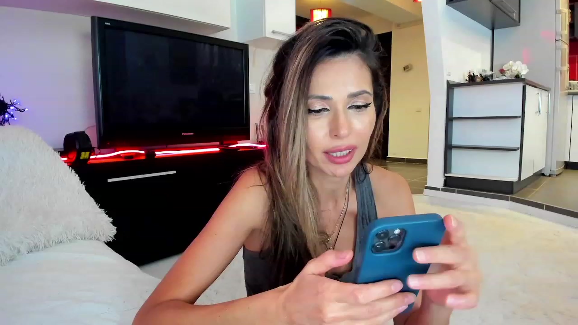 Gallery image thumbnail from SmileyTinaa's myfreecams stream on, 10/19/2023, 02:32 image 12 of 20