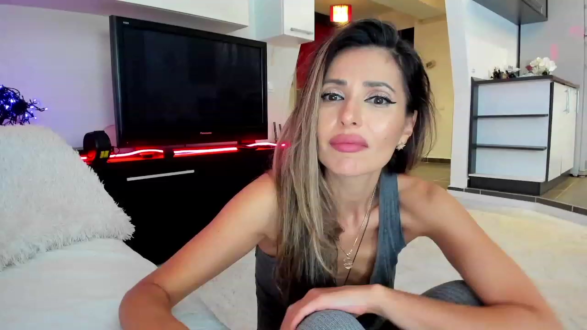 Gallery image thumbnail from SmileyTinaa's myfreecams stream on, 10/19/2023, 02:32 image 11 of 20