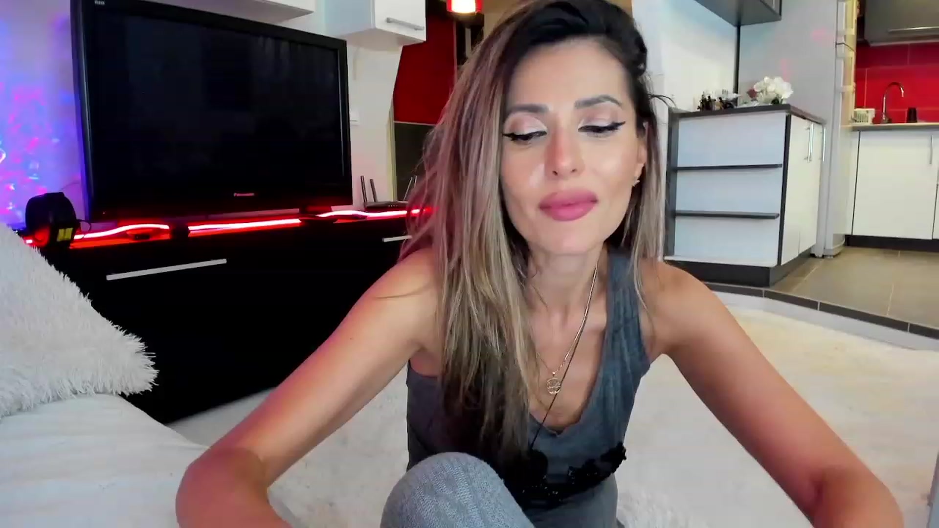 Gallery image thumbnail from SmileyTinaa's myfreecams stream on, 10/19/2023, 02:32 image 16 of 20