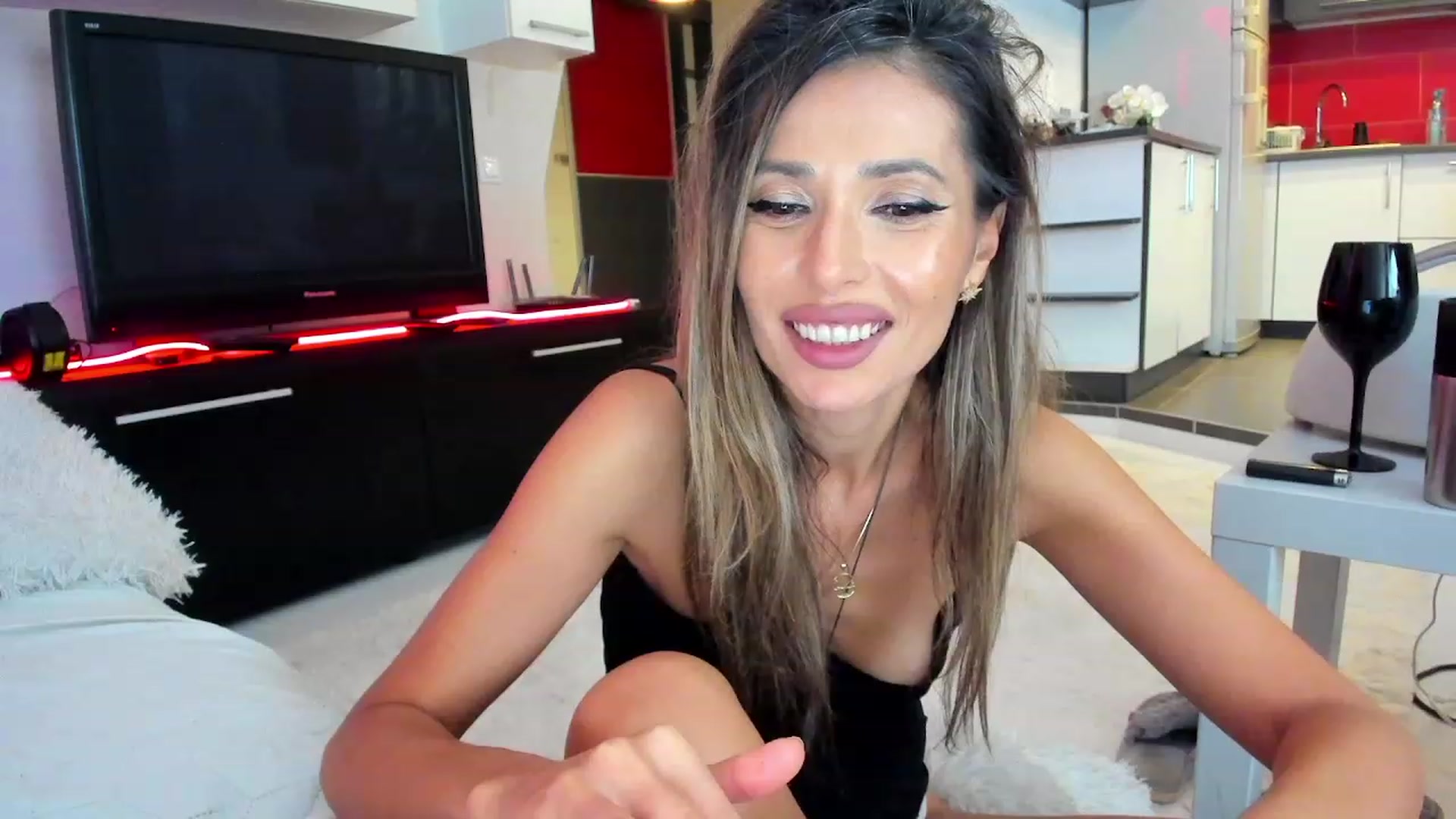 Gallery image thumbnail from SmileyTinaa's myfreecams stream on, 10/20/2023, 02:02 image 15 of 20