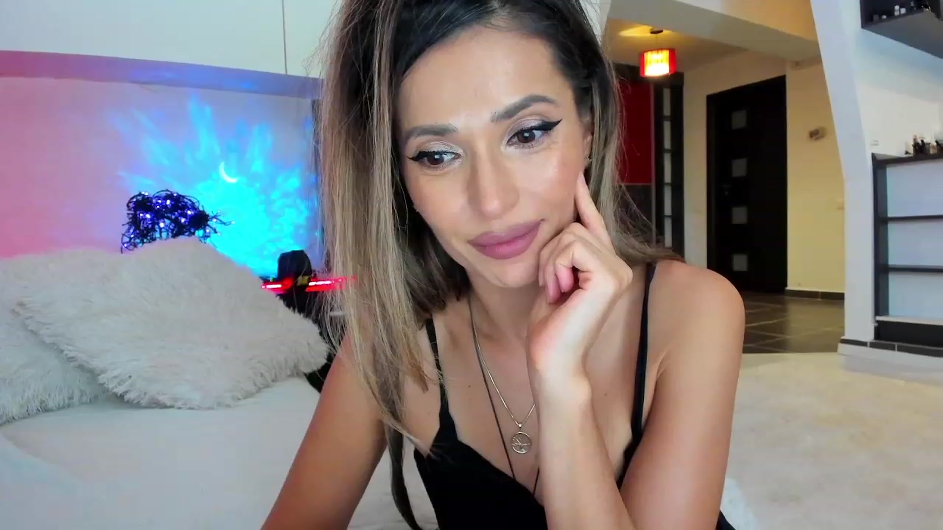 Gallery image thumbnail from SmileyTinaa's myfreecams stream on, 10/20/2023, 02:02 image 3 of 20