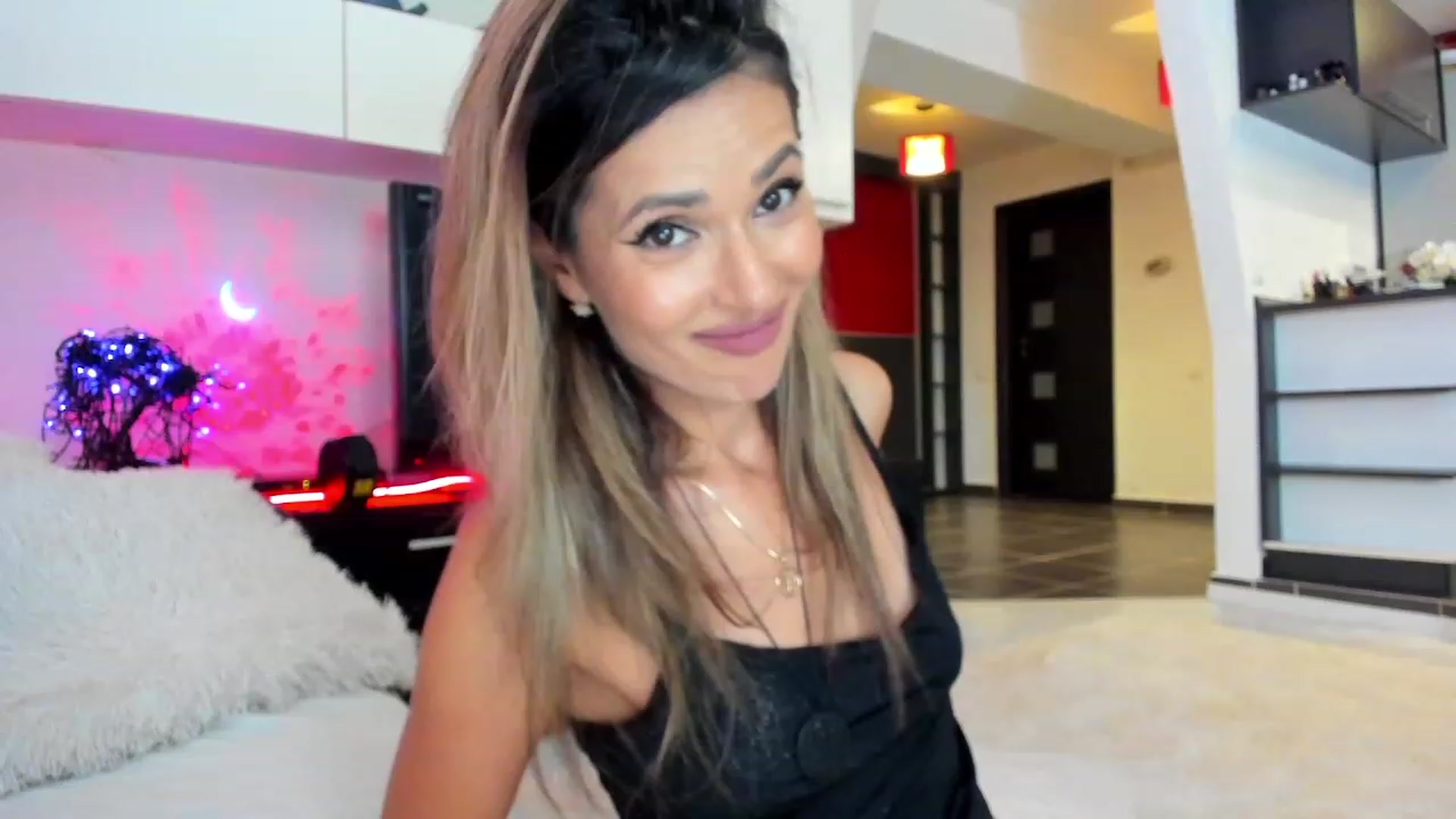 Gallery image thumbnail from SmileyTinaa's myfreecams stream on, 10/20/2023, 02:02 image 1 of 20