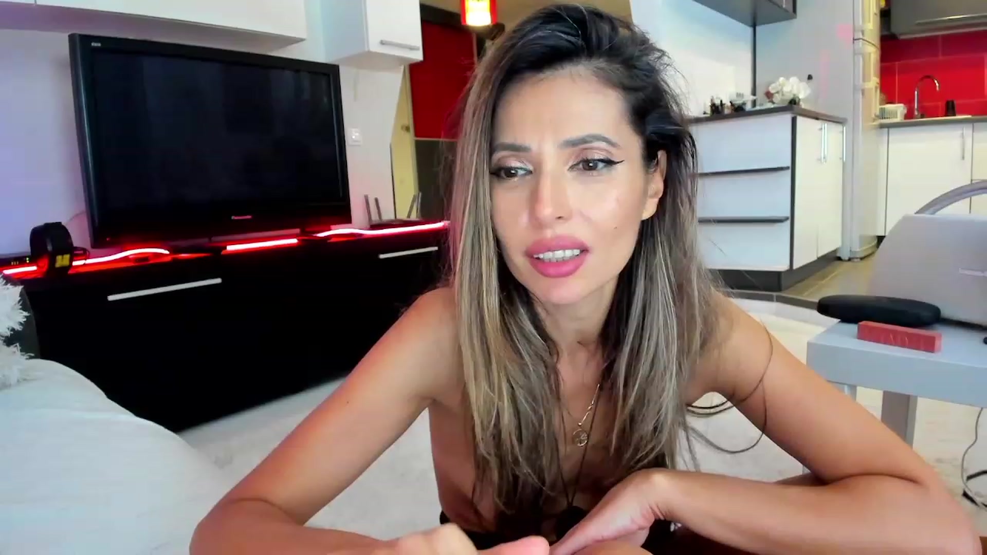 Gallery image thumbnail from SmileyTinaa's myfreecams stream on, 10/21/2023, 02:45 image 19 of 20